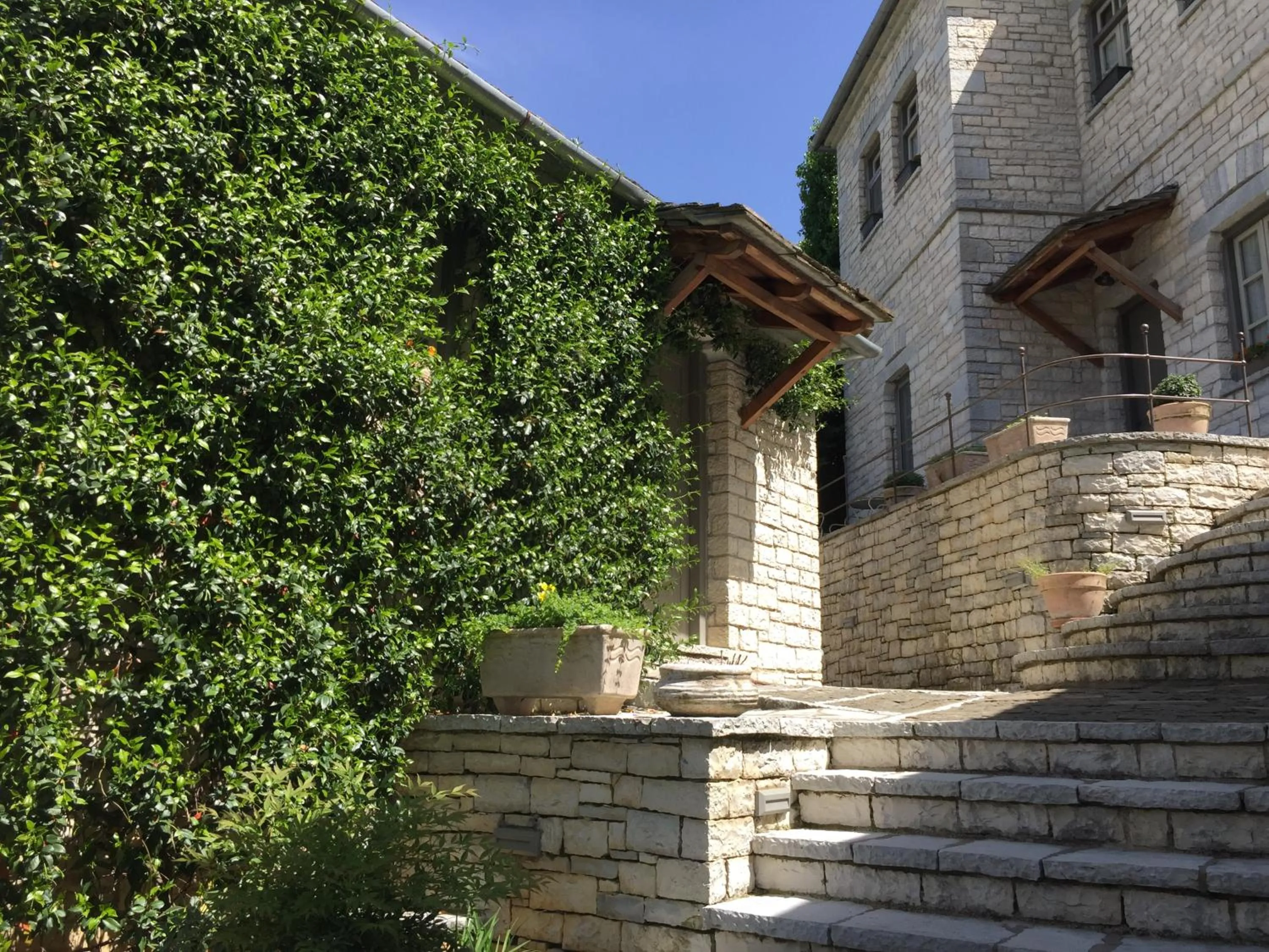 Property building in Artsistas Houses