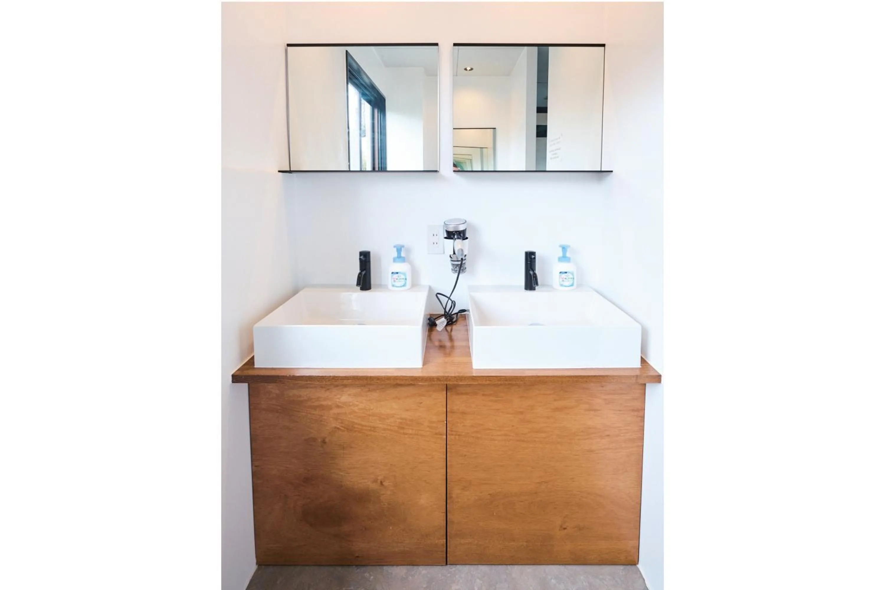 Area and facilities in J-Hoppers Lake Biwa Guesthouse