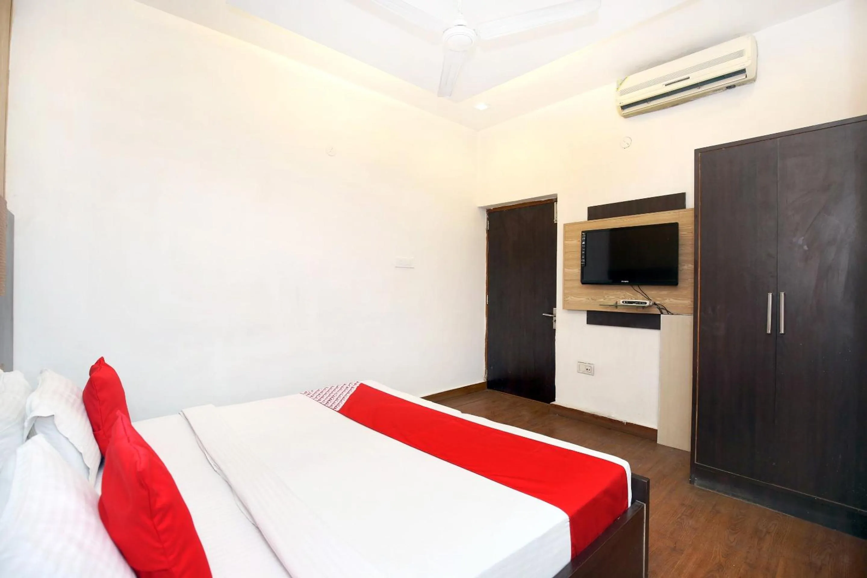 Bedroom, Bed in Hotel O Queensland