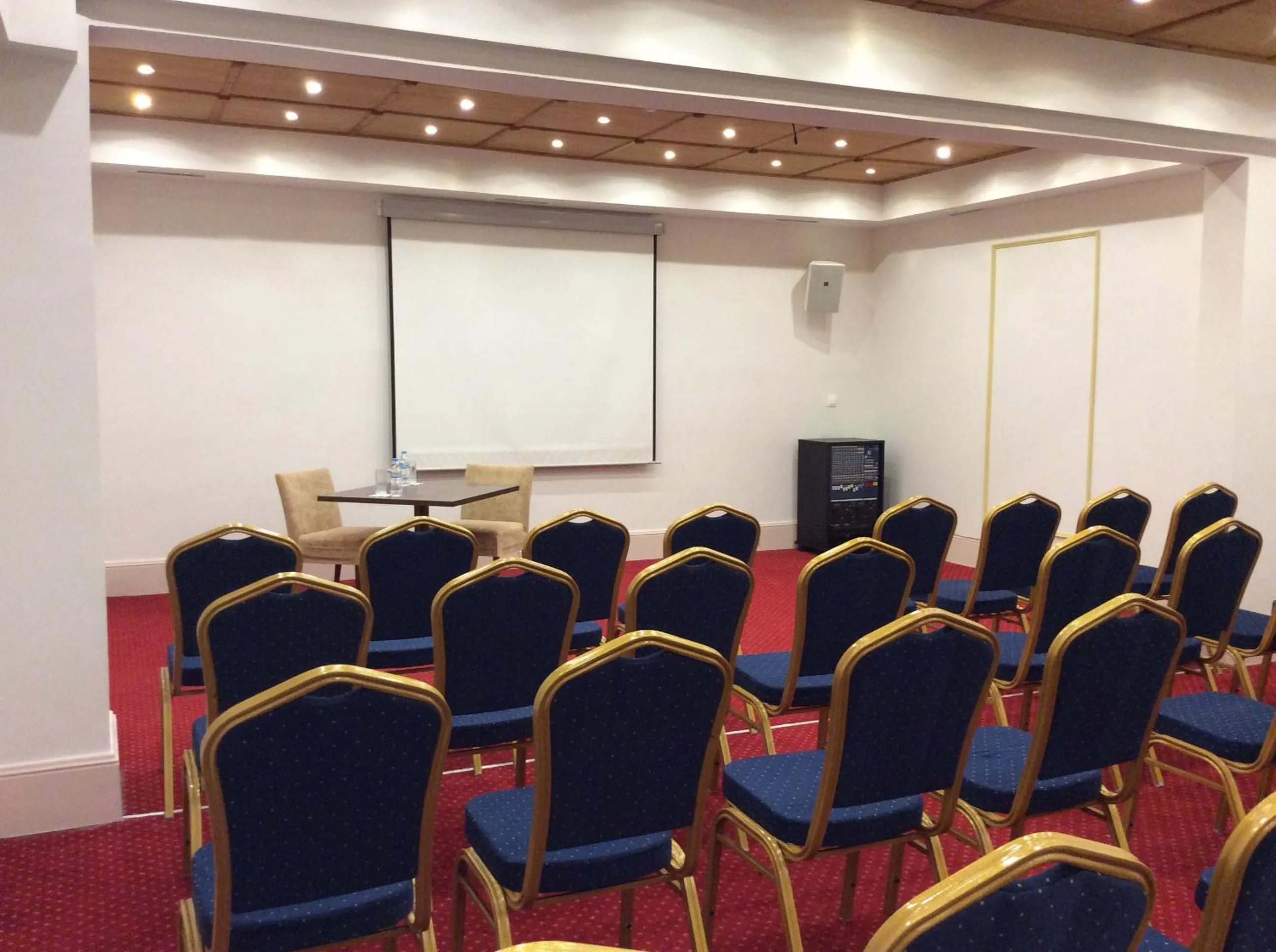 Business facilities in Country Club Hotel & Suites