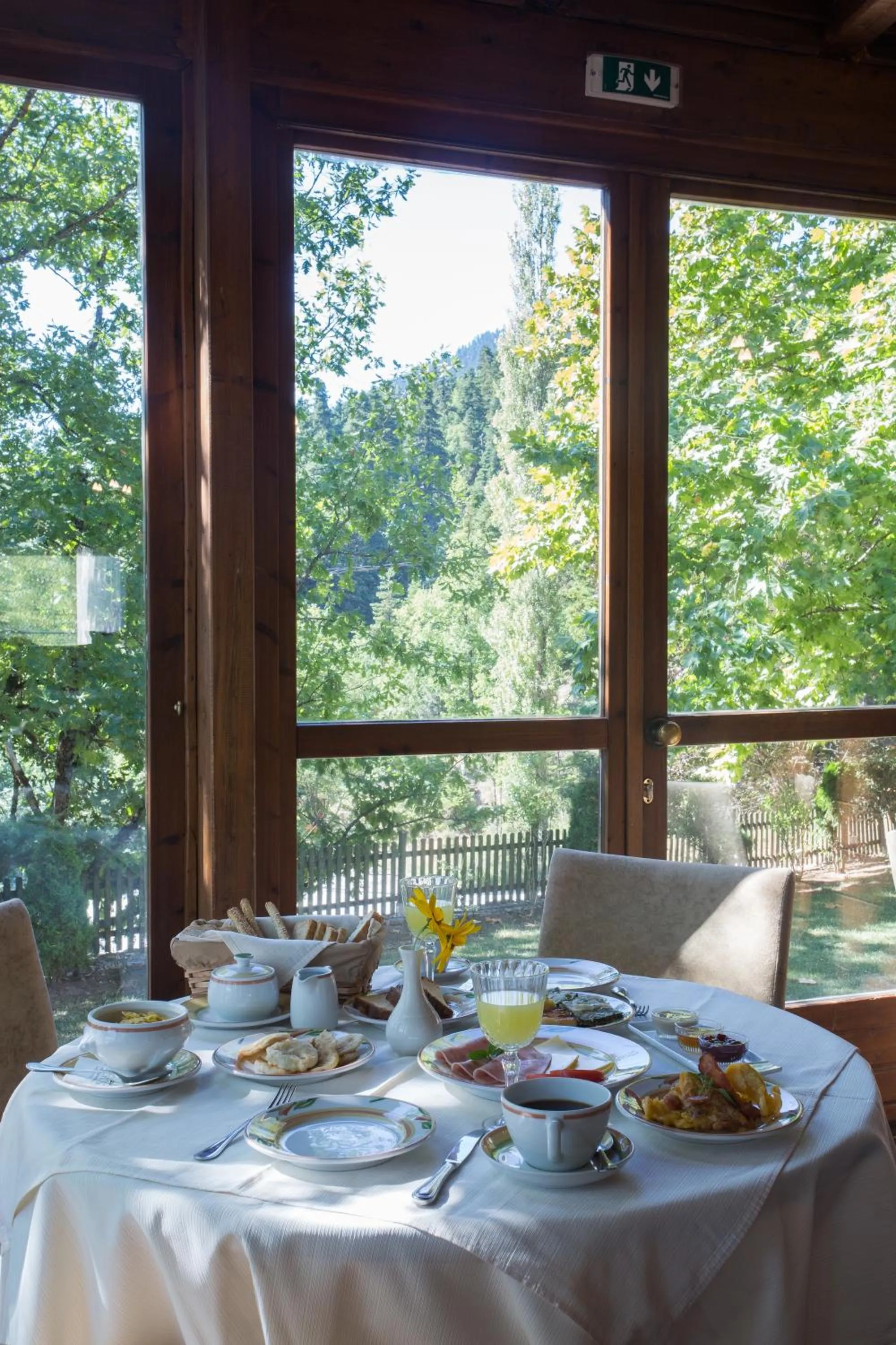 Restaurant/places to eat in Country Club Hotel & Suites