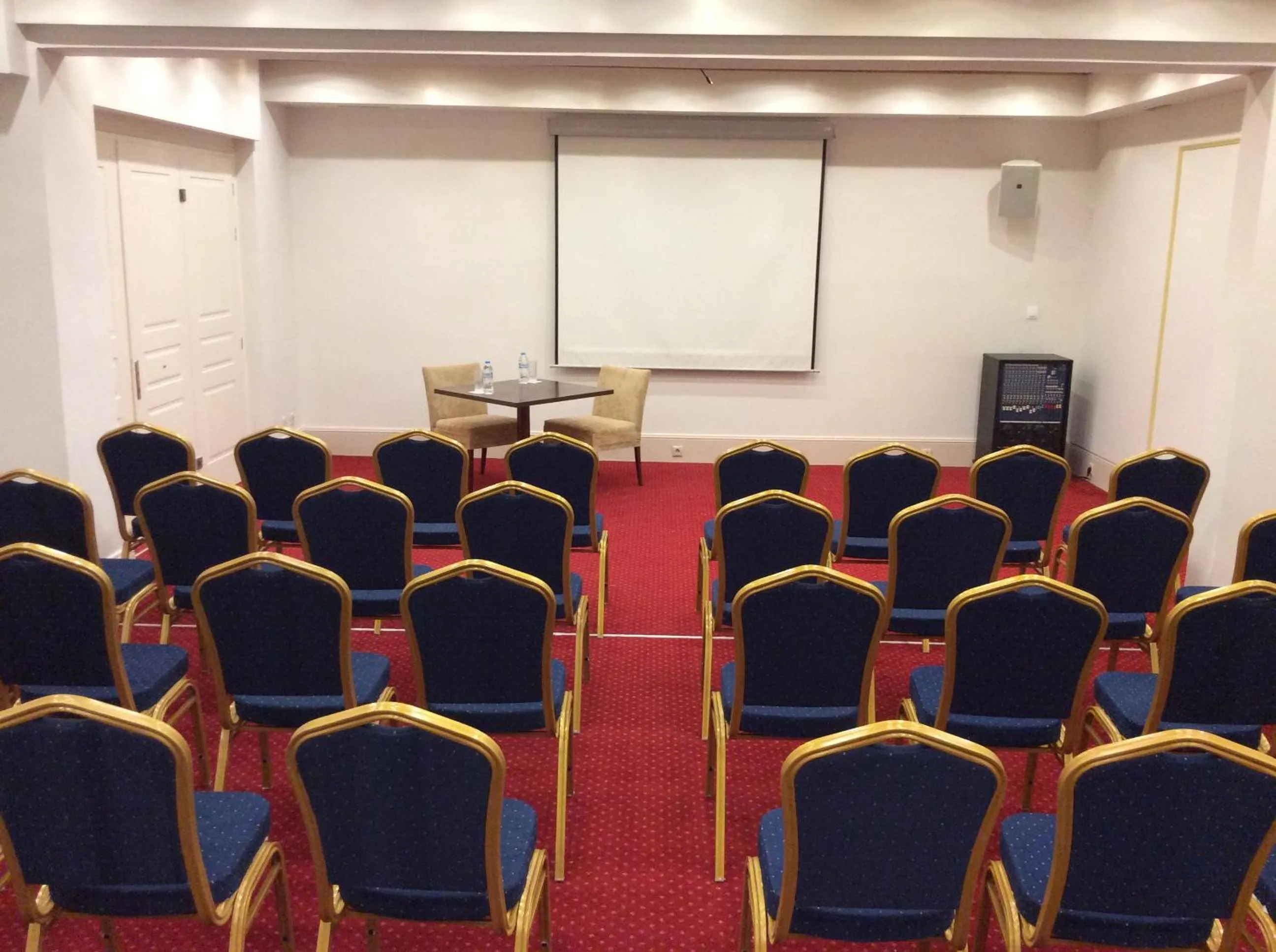 Business facilities in Country Club Hotel & Suites