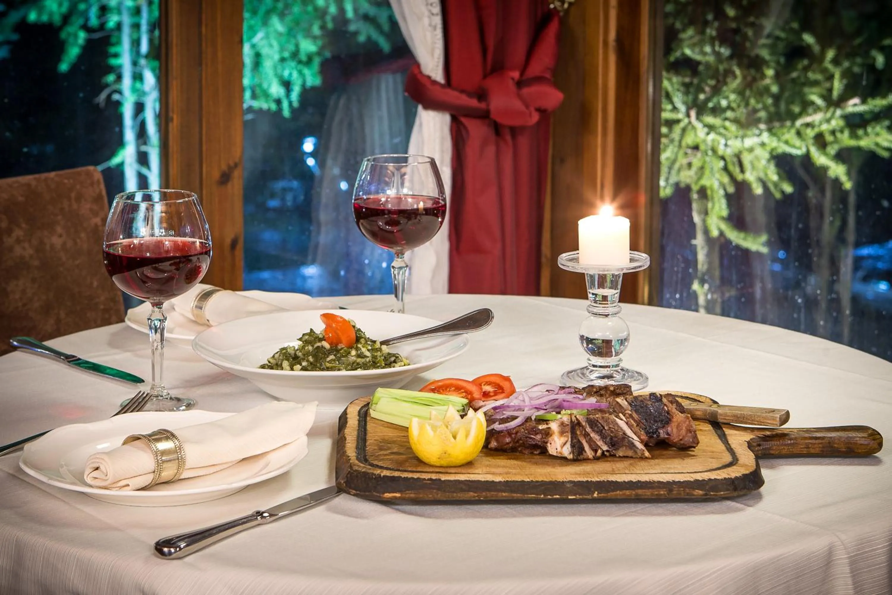 Restaurant/places to eat in Country Club Hotel & Suites