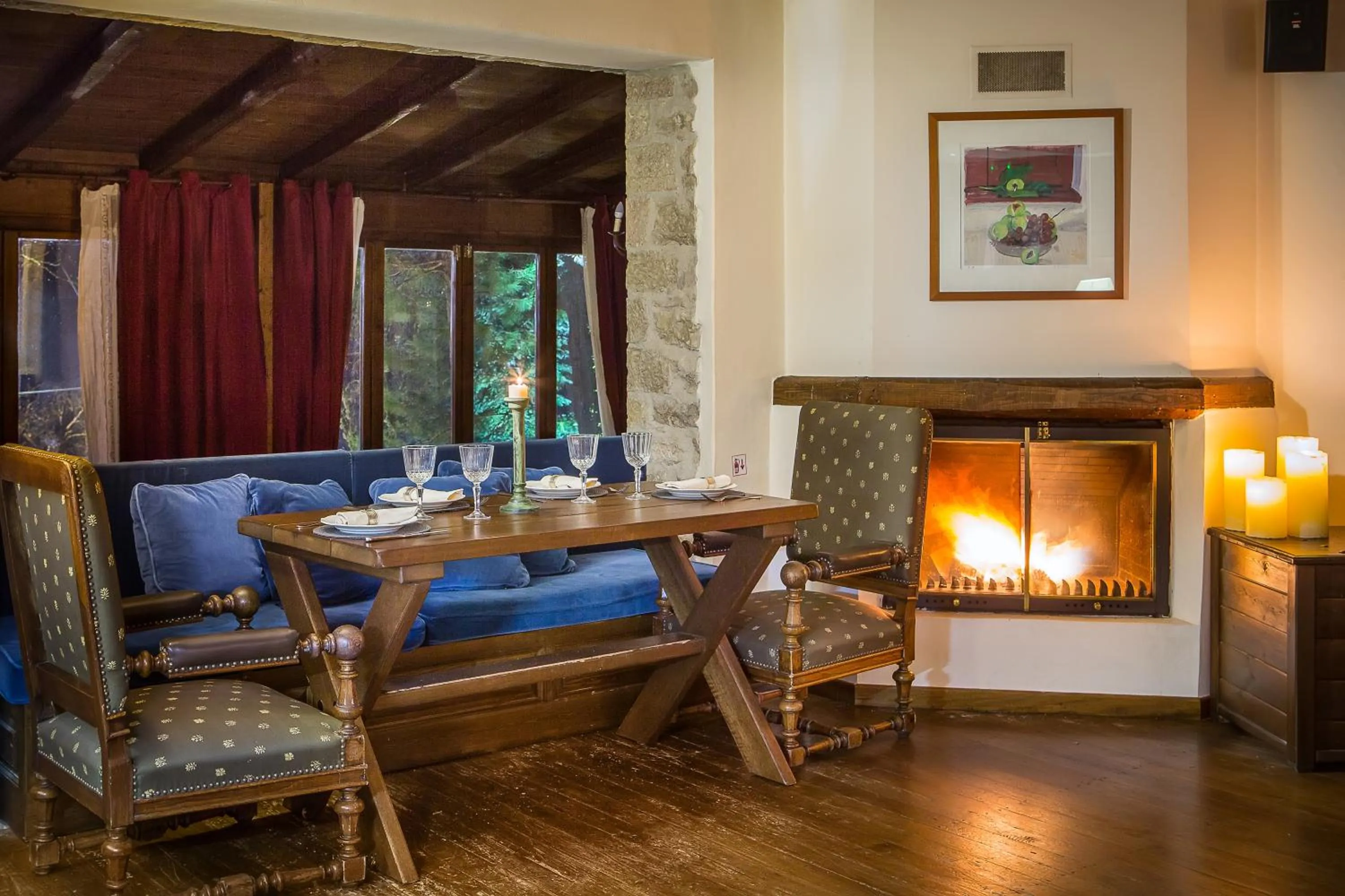 Restaurant/places to eat in Country Club Hotel & Suites