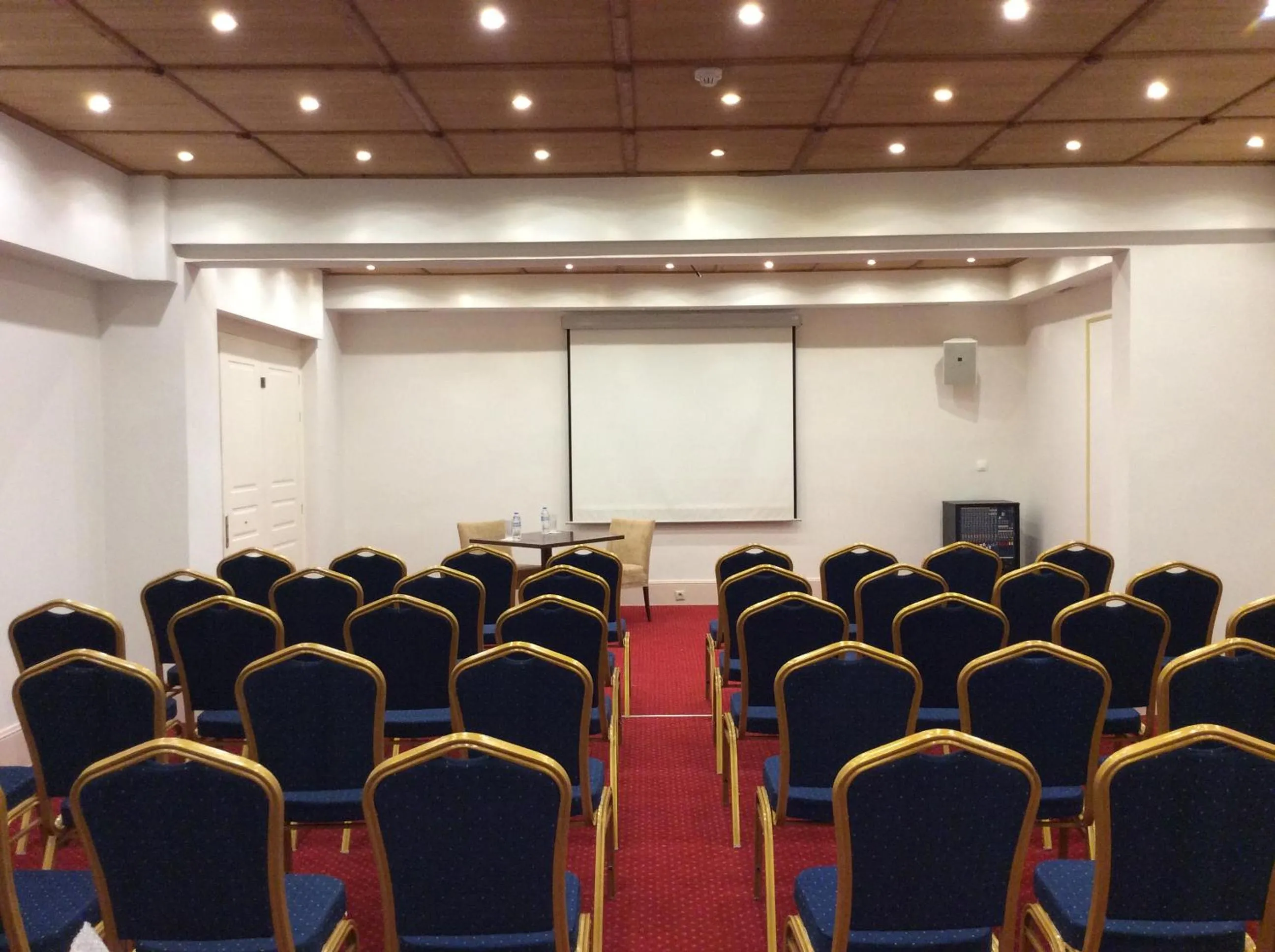 Business facilities in Country Club Hotel & Suites