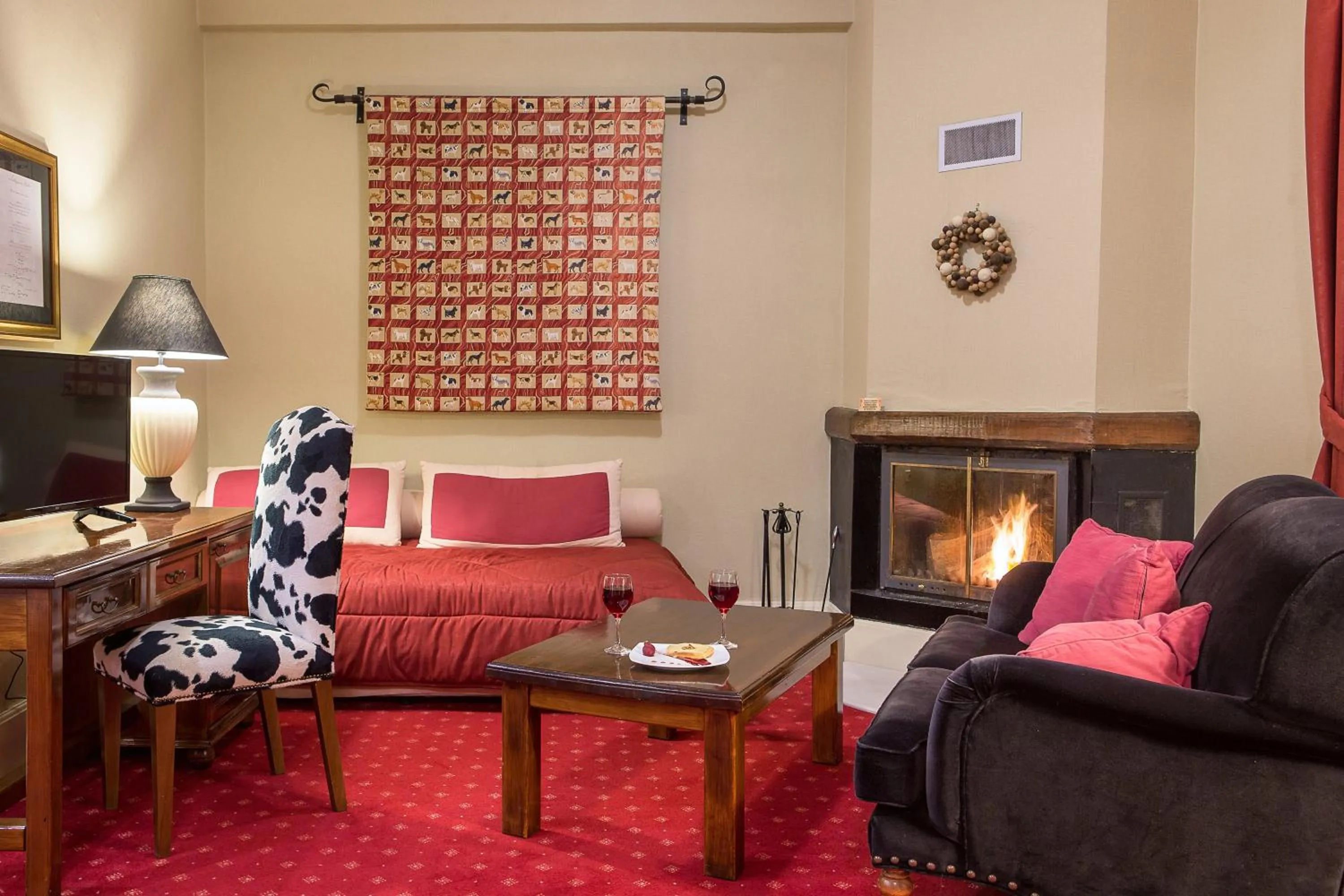 Seating area in Country Club Hotel & Suites