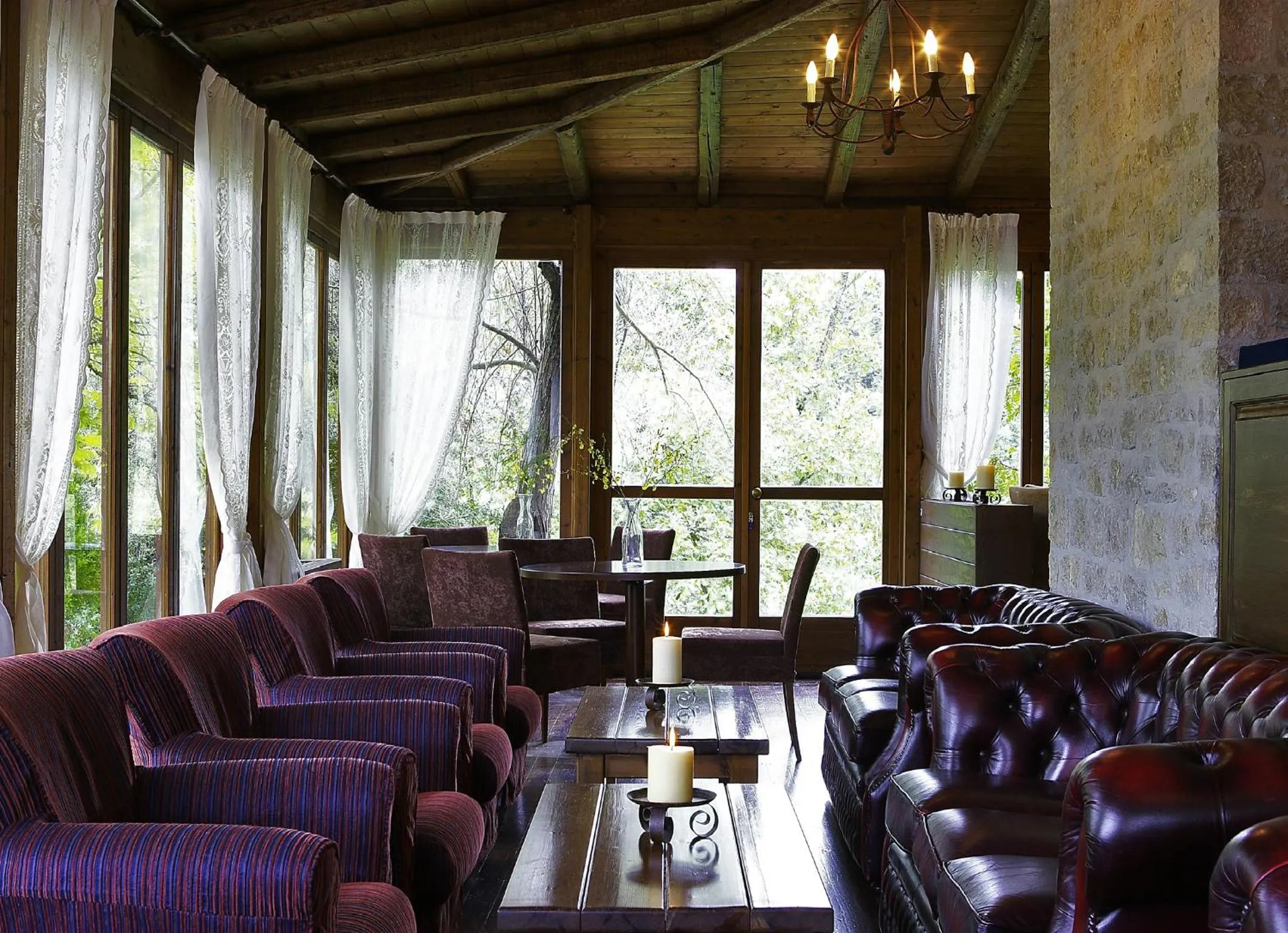 Lounge or bar in Country Club Hotel & Suites