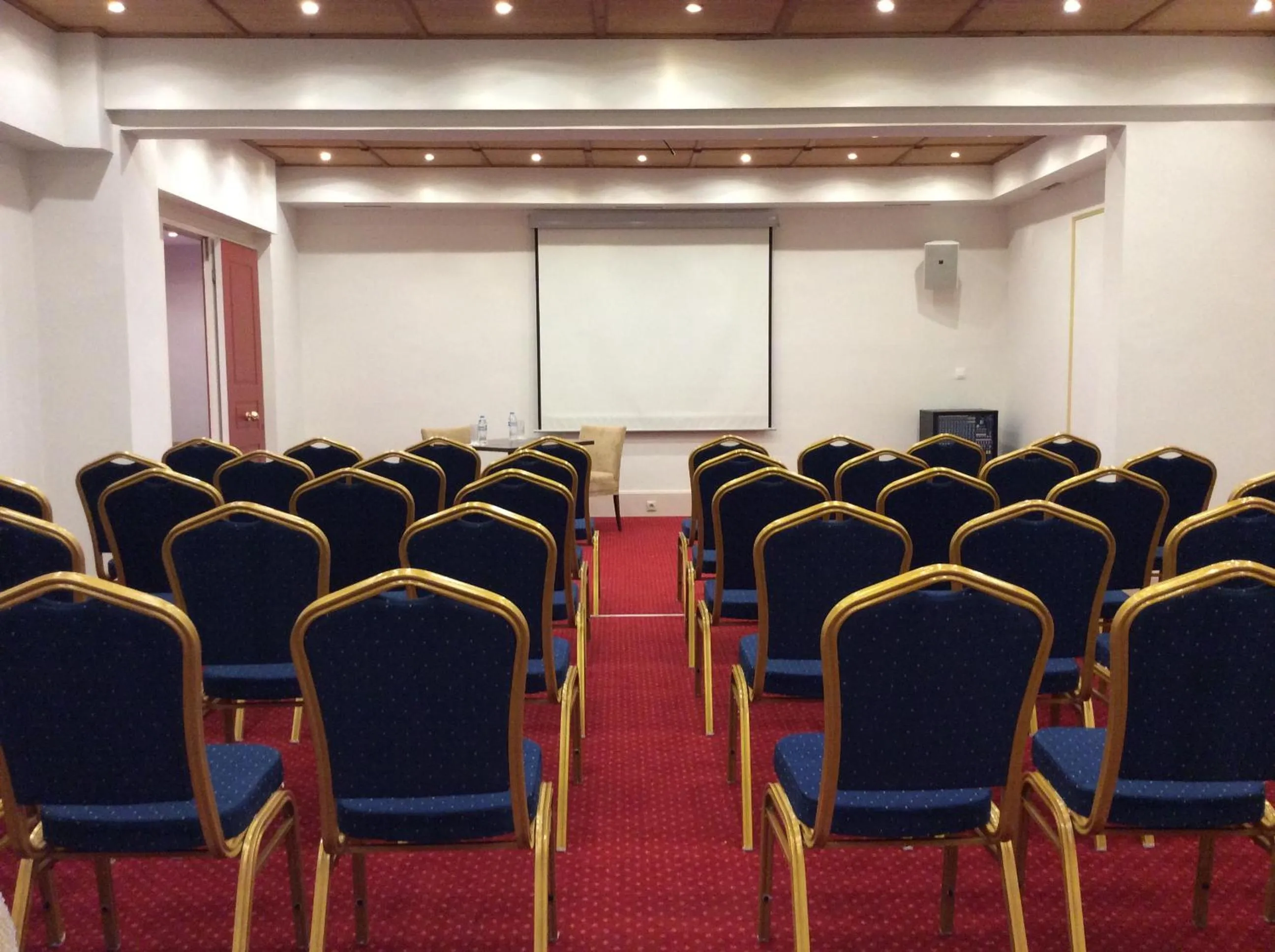 Business facilities in Country Club Hotel & Suites