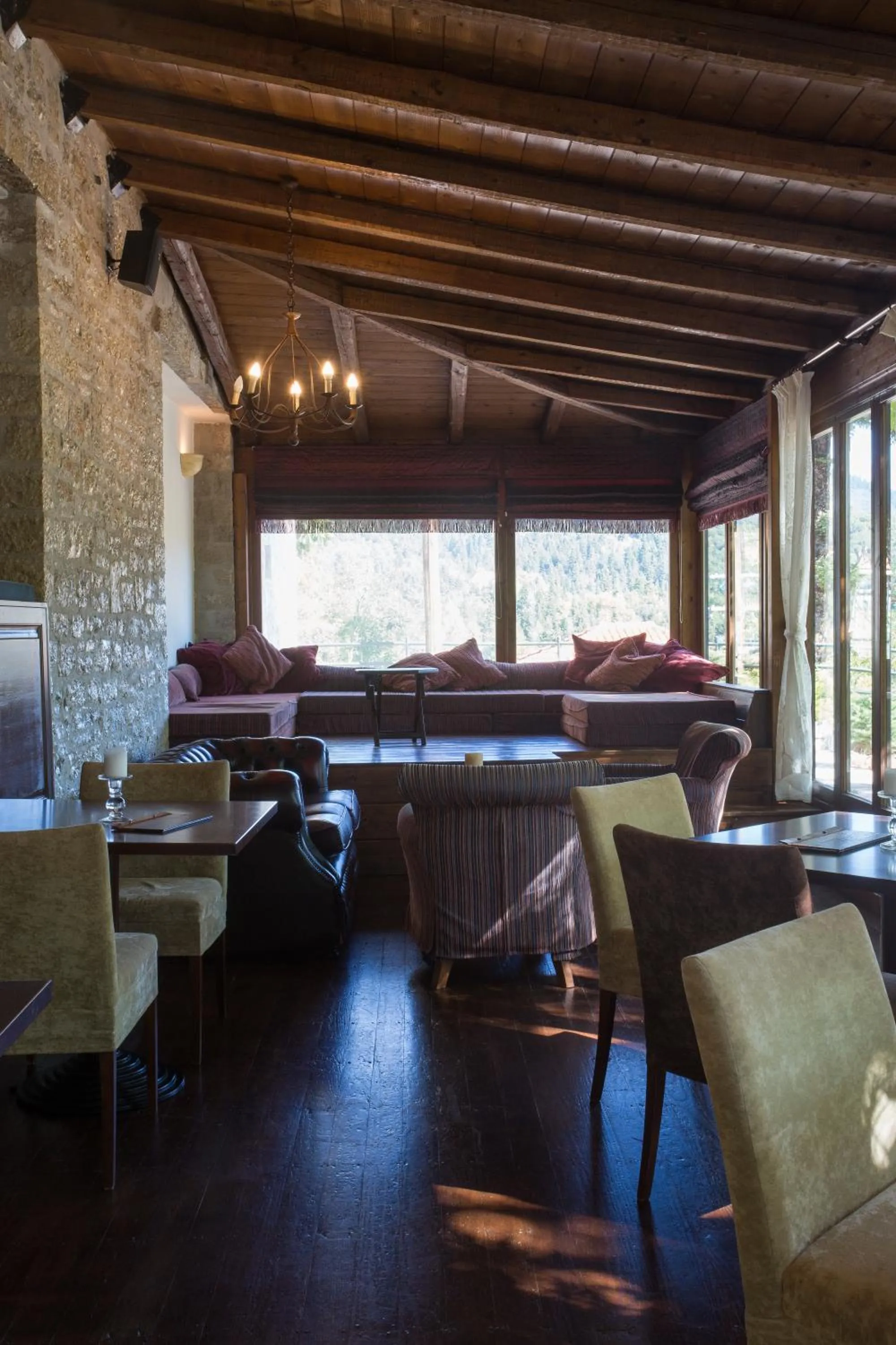 Lounge or bar in Country Club Hotel & Suites