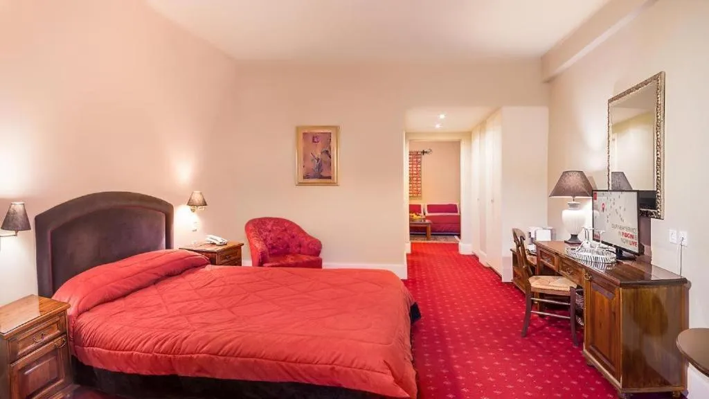 Photo of the whole room, Bed in Country Club Hotel & Suites