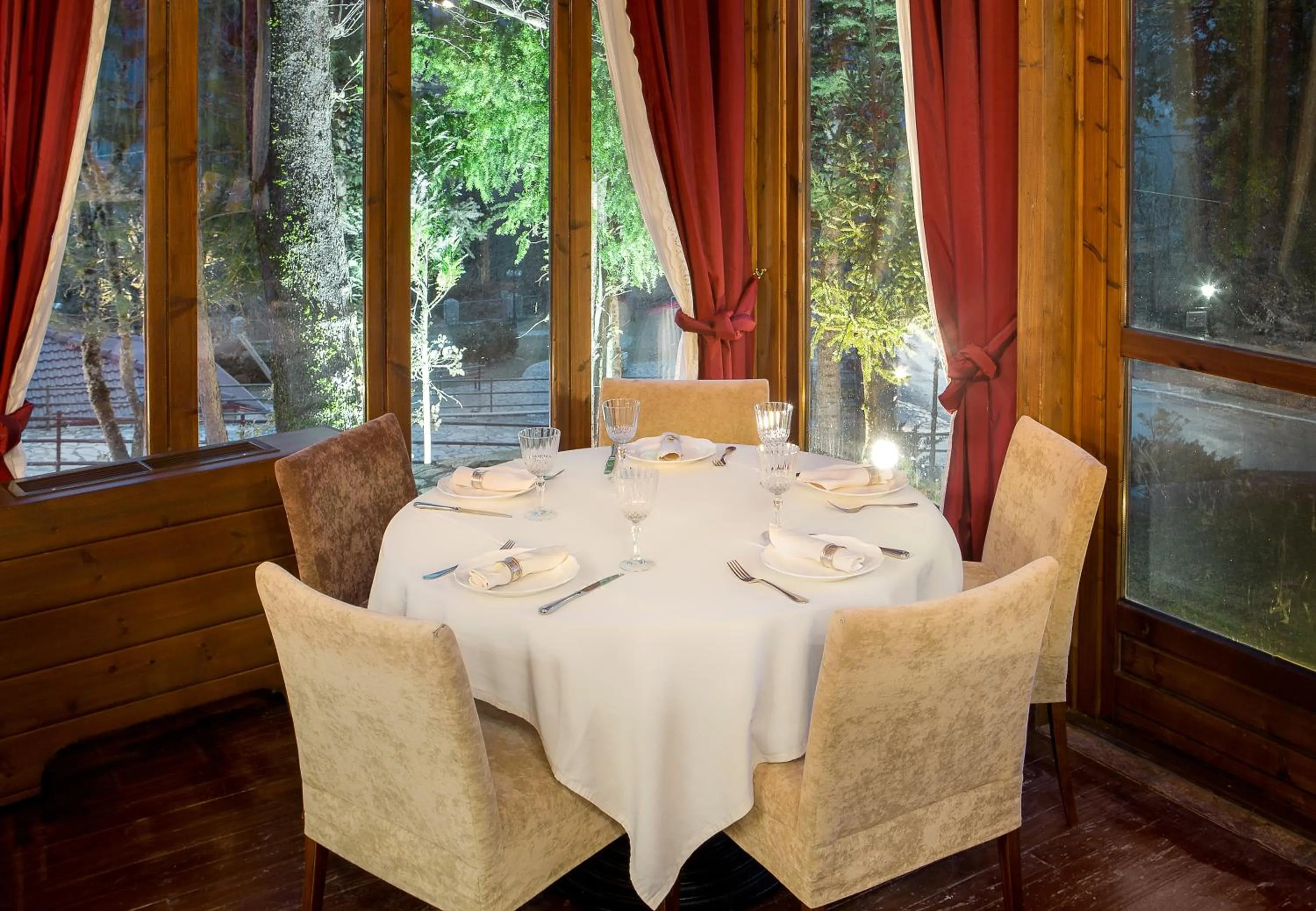 Restaurant/places to eat in Country Club Hotel & Suites