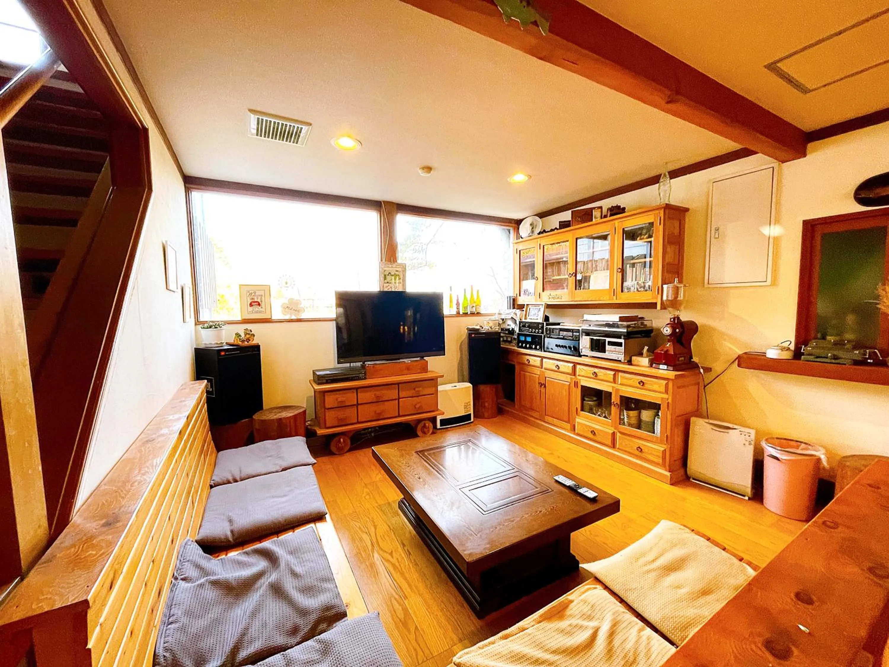 Communal lounge/ TV room in Hakuba Pension & Log Hotel Meteor