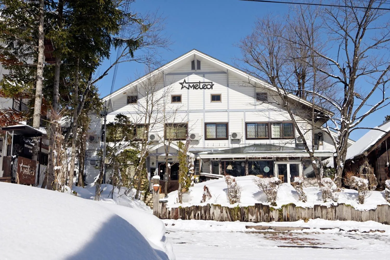 Property building in Hakuba Pension & Log Hotel Meteor