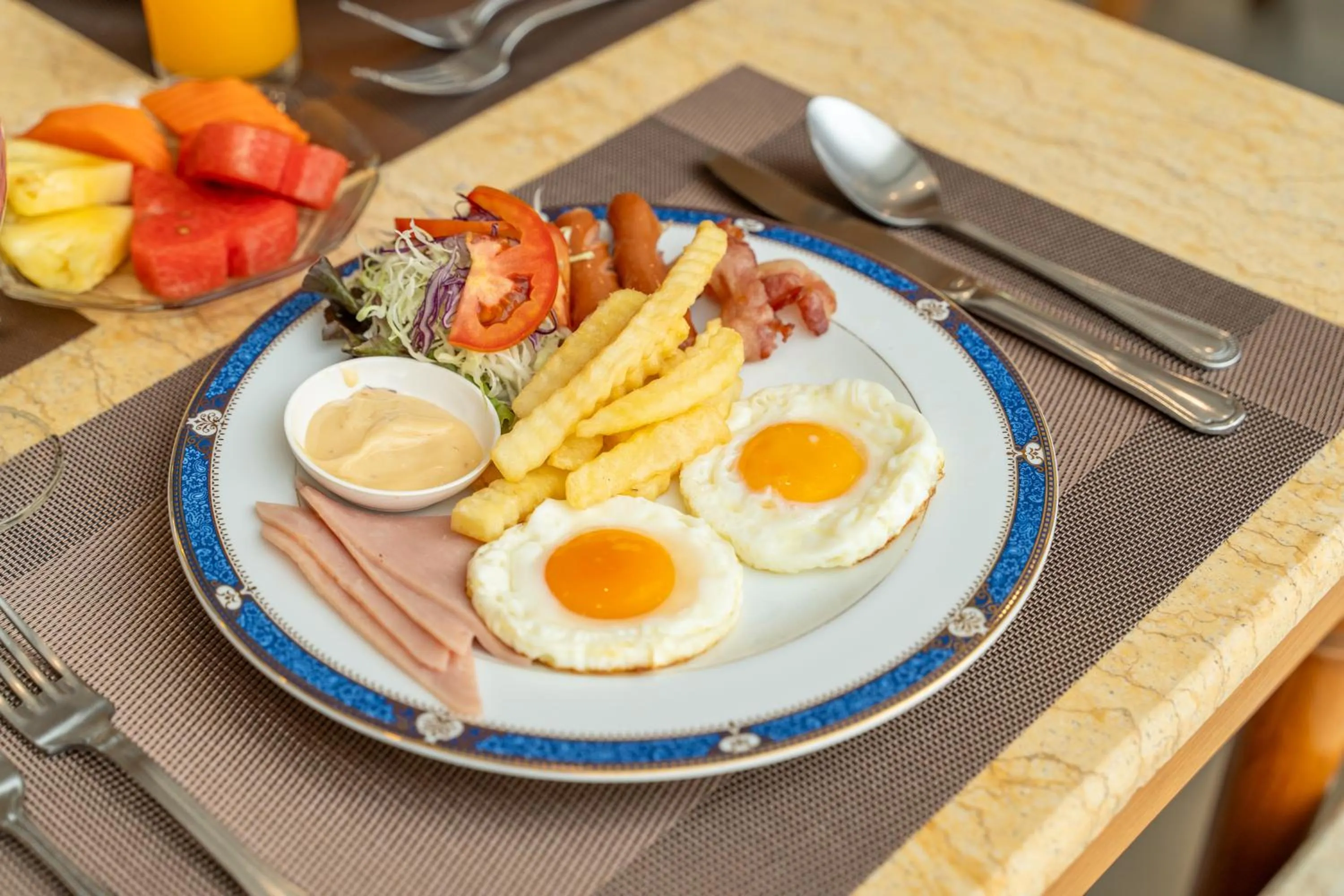 Food and drinks in Summit Pavilion Hotel