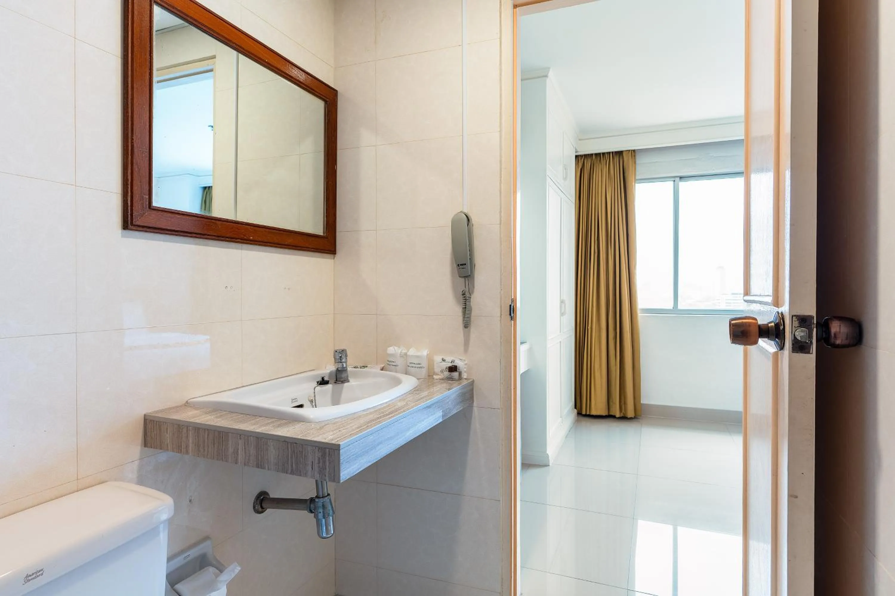 Shower in Summit Pavilion Hotel