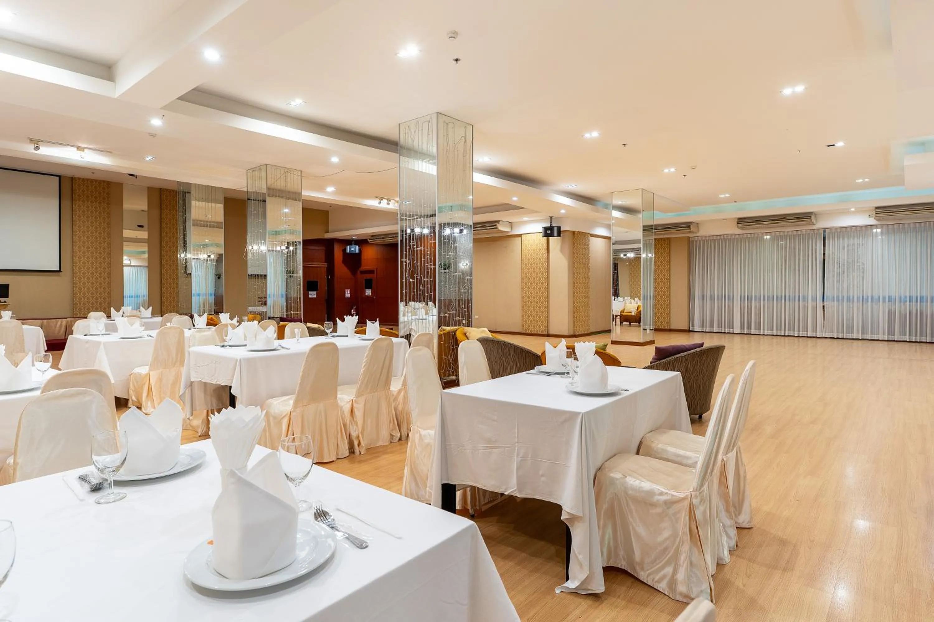 Meeting/conference room in Summit Pavilion Hotel