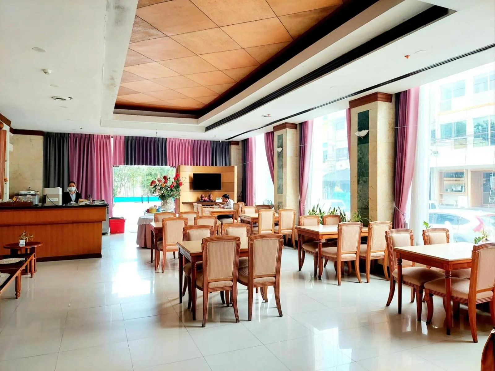 Restaurant/places to eat in Summit Pavilion Hotel