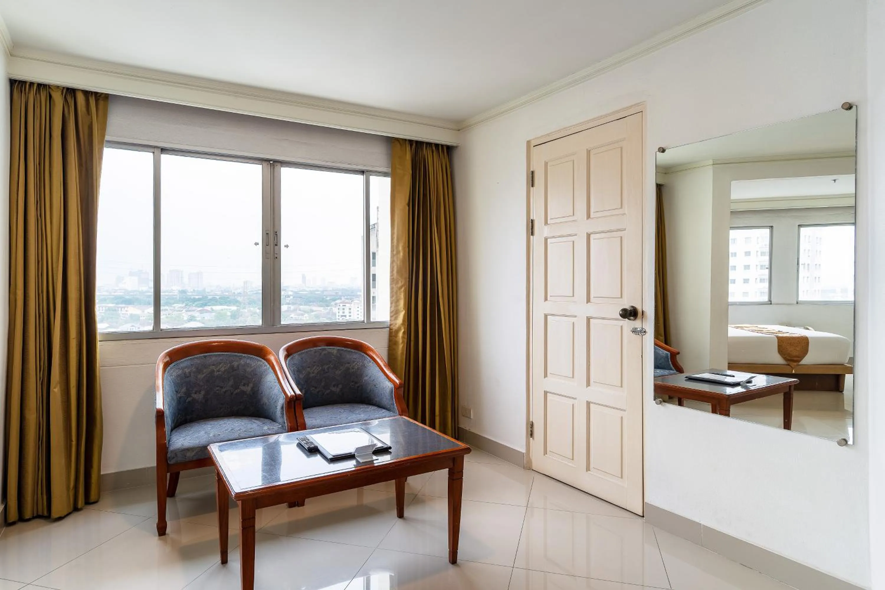 Living room in Summit Pavilion Hotel