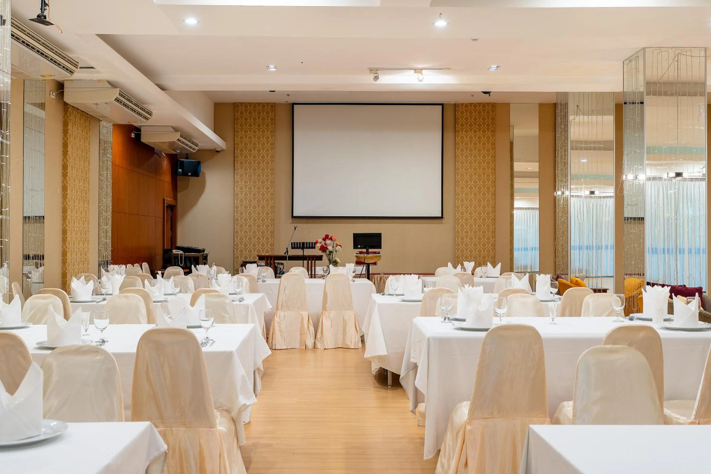 Meeting/conference room in Summit Pavilion Hotel