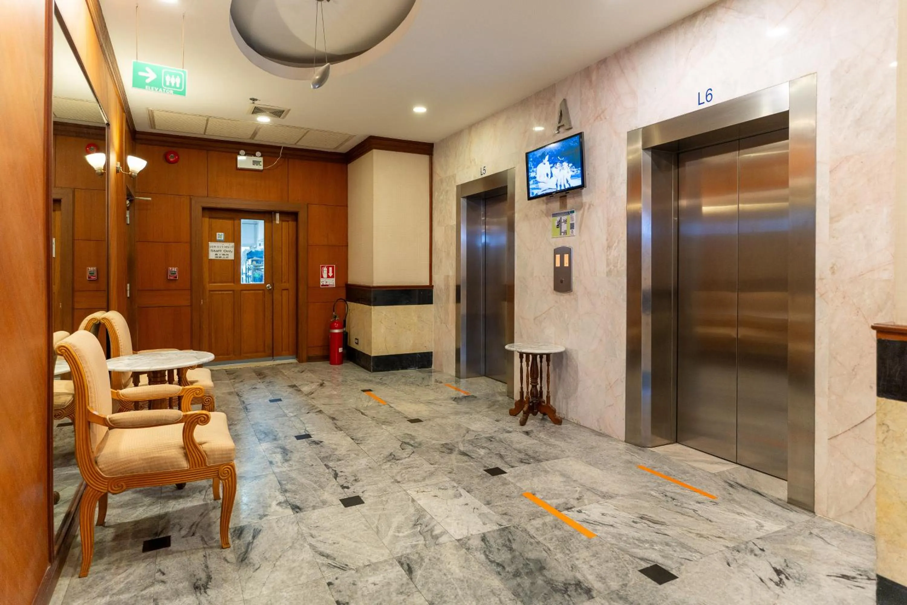 elevator in Summit Pavilion Hotel