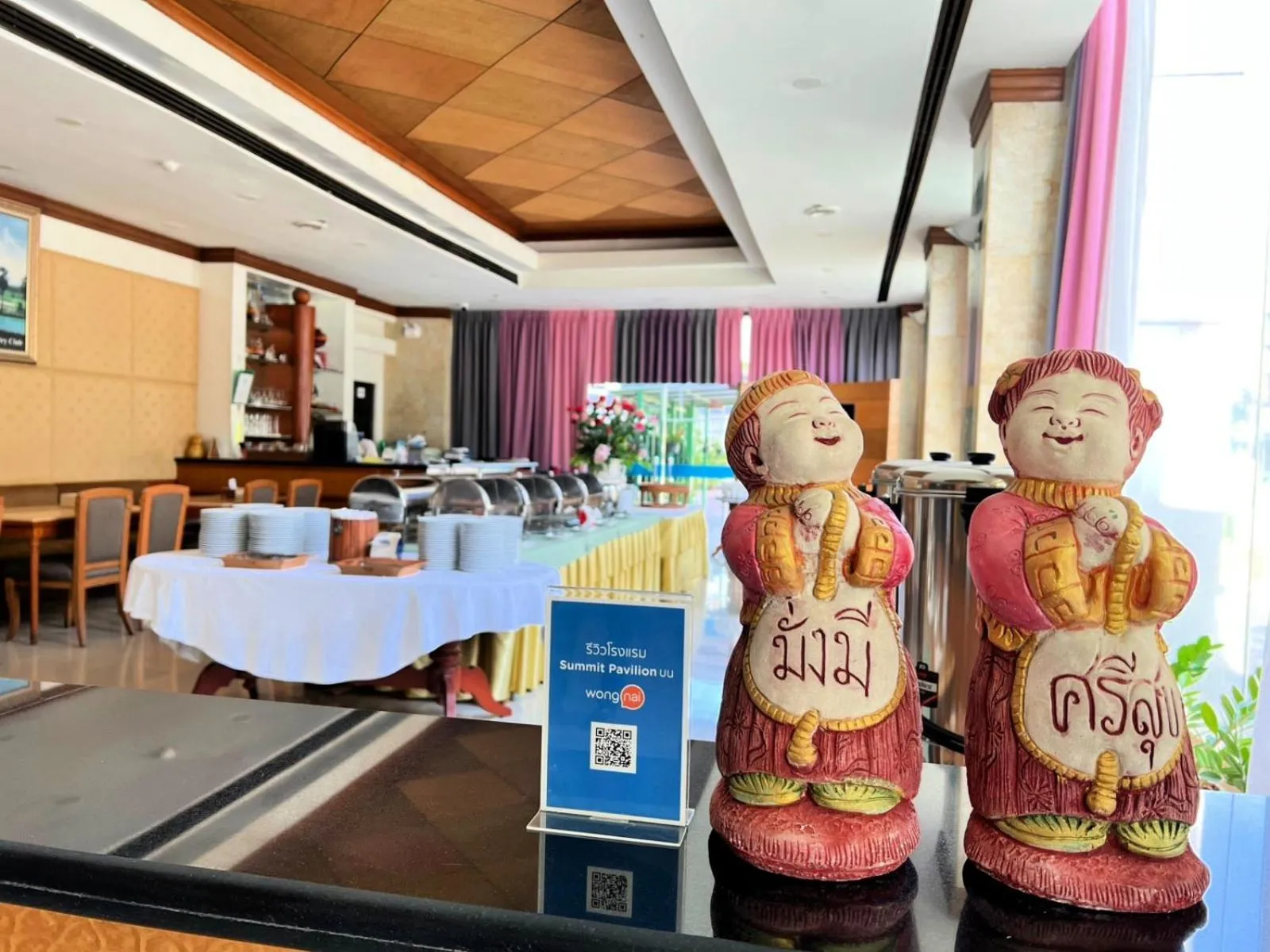 Restaurant/places to eat in Summit Pavilion Hotel