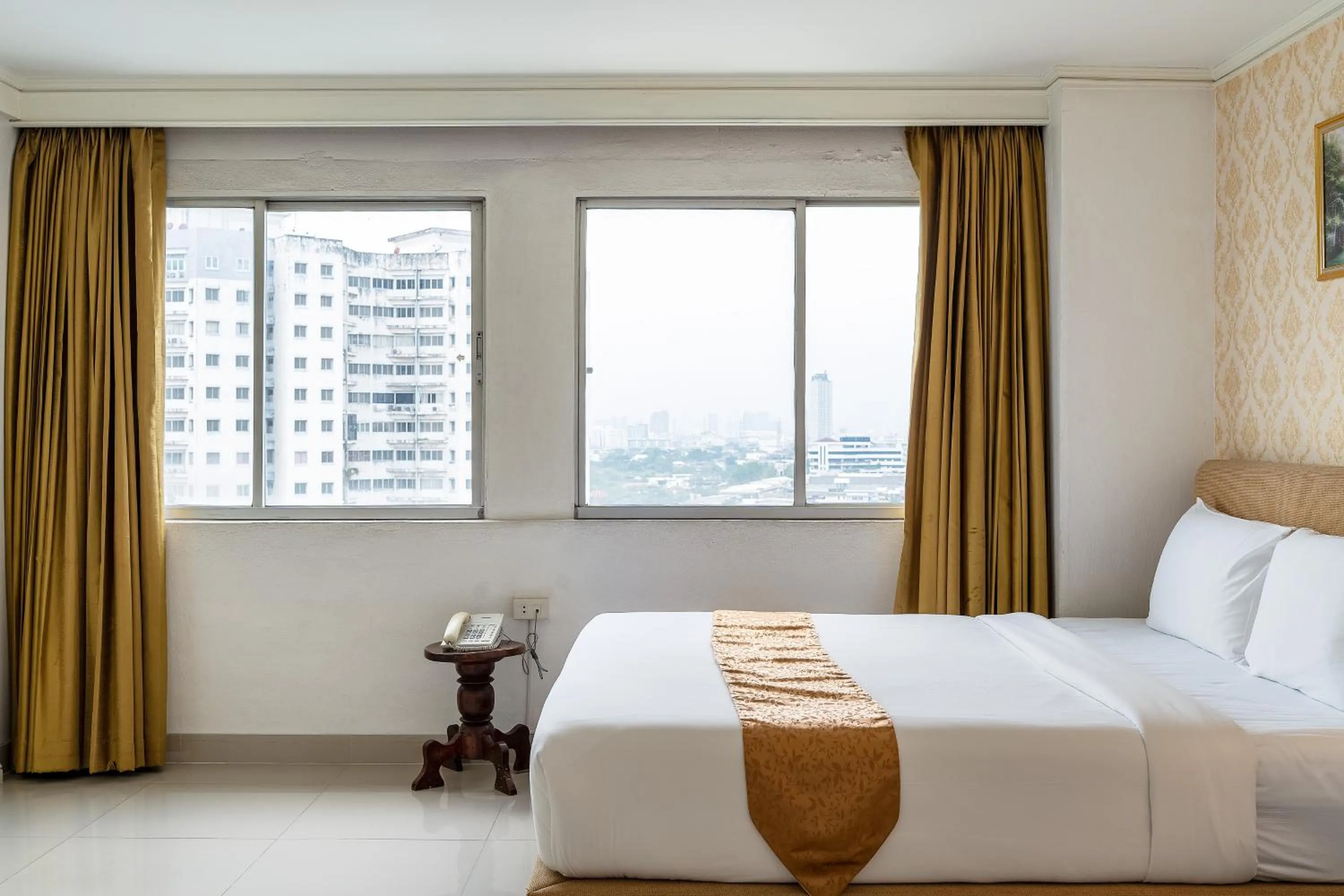 Bedroom, Bed in Summit Pavilion Hotel