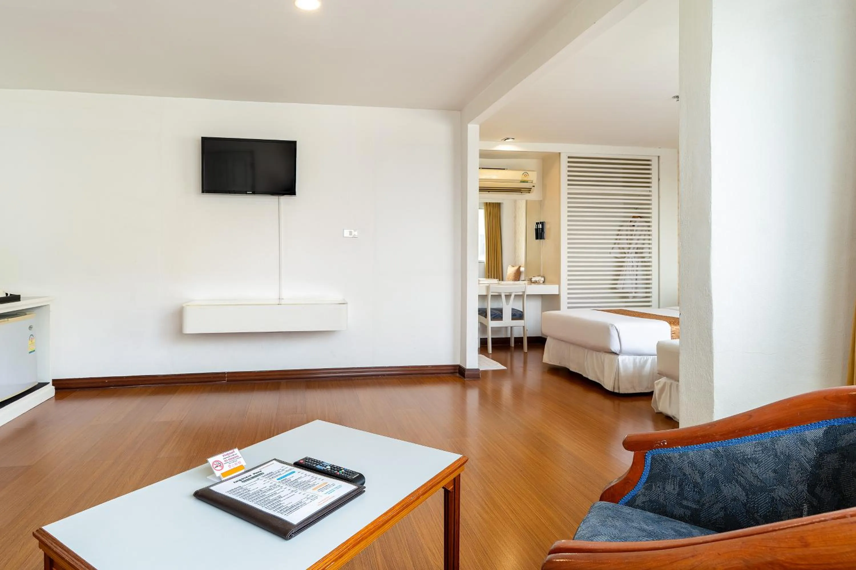 Communal lounge/ TV room, Bed in Summit Pavilion Hotel