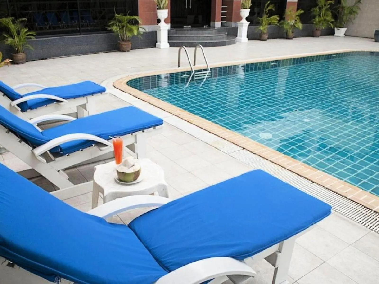 Swimming pool in Summit Pavilion Hotel