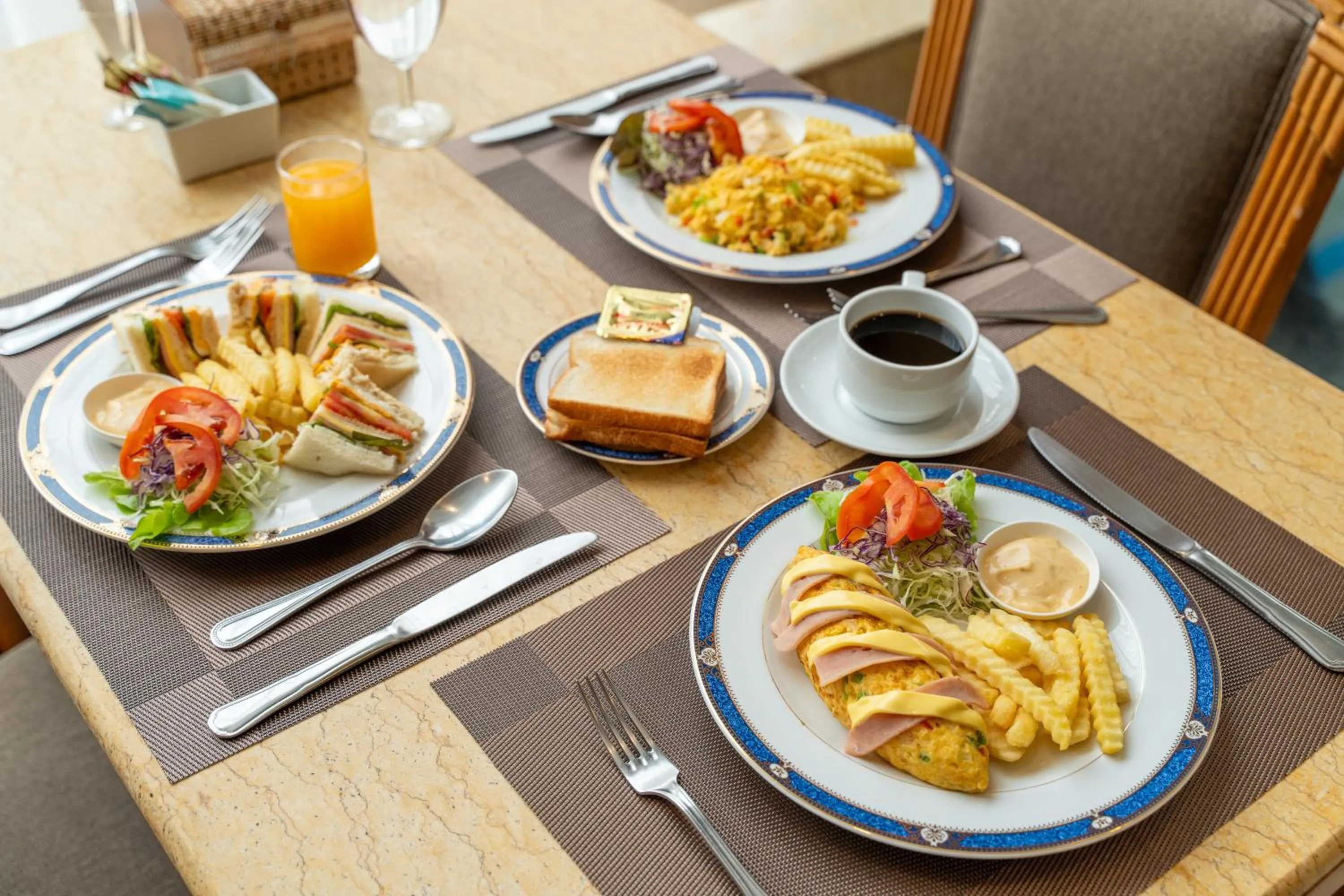 Food and drinks in Summit Pavilion Hotel