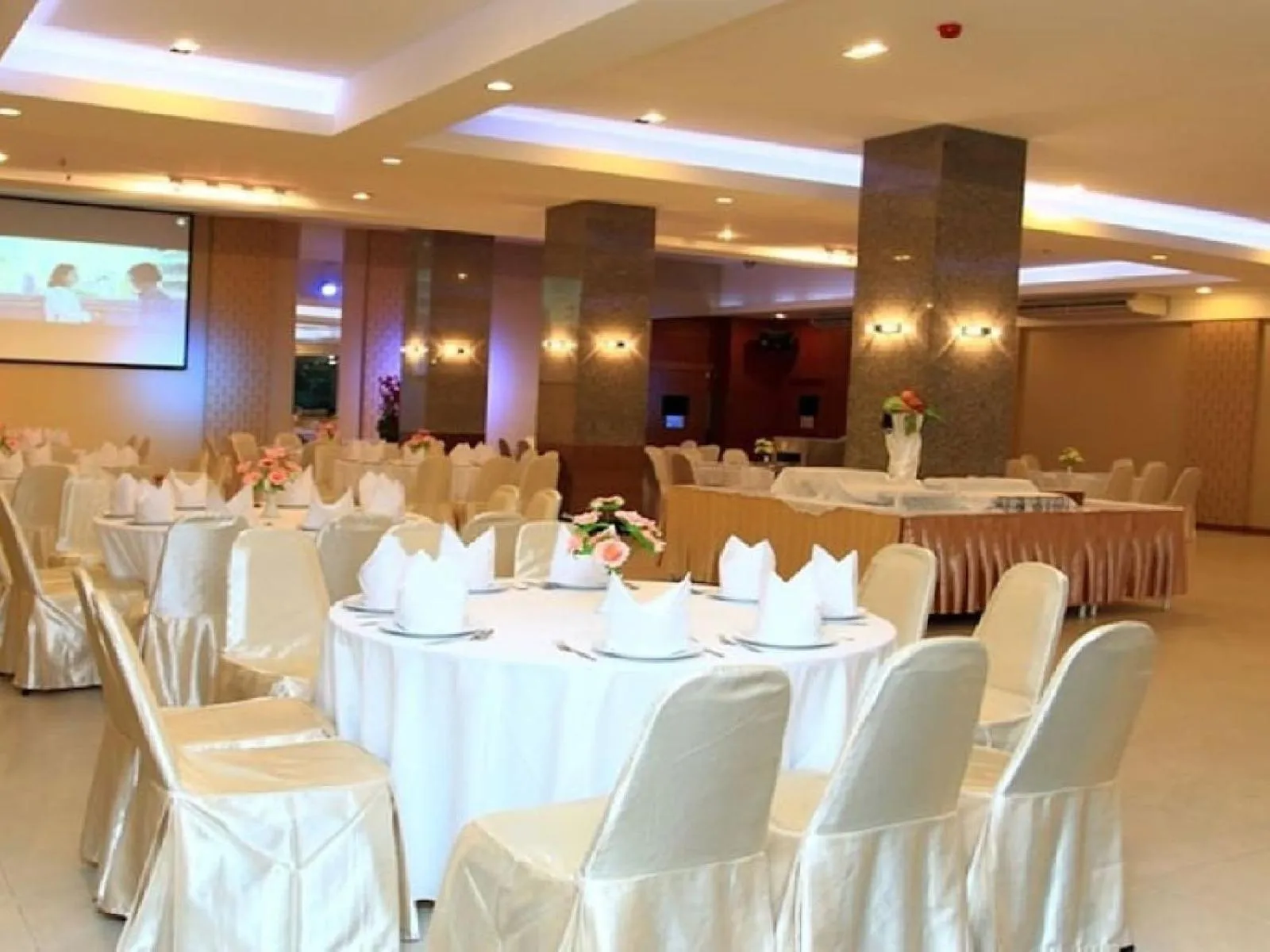Meeting/conference room in Summit Pavilion Hotel
