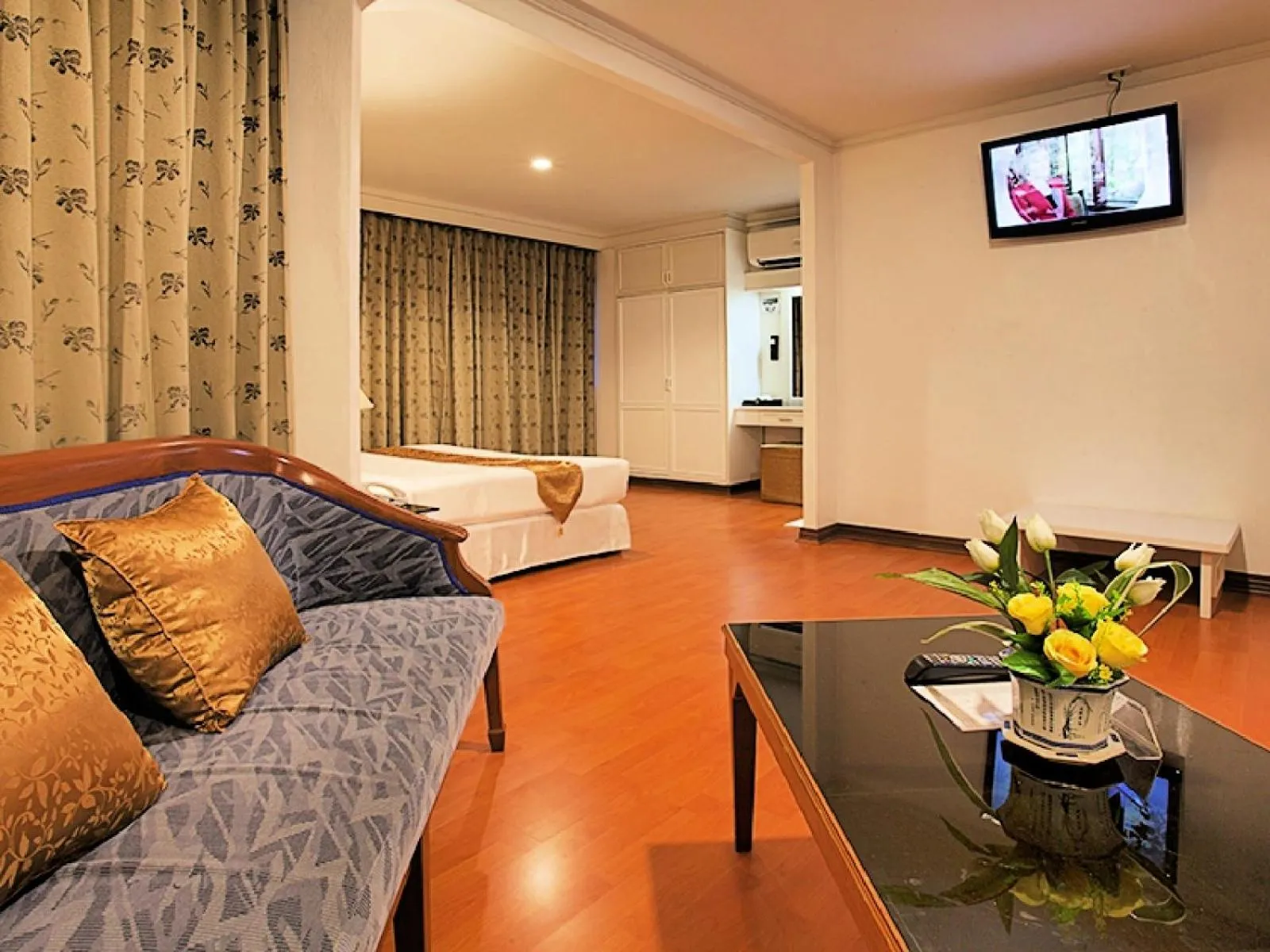 Communal lounge/ TV room in Summit Pavilion Hotel