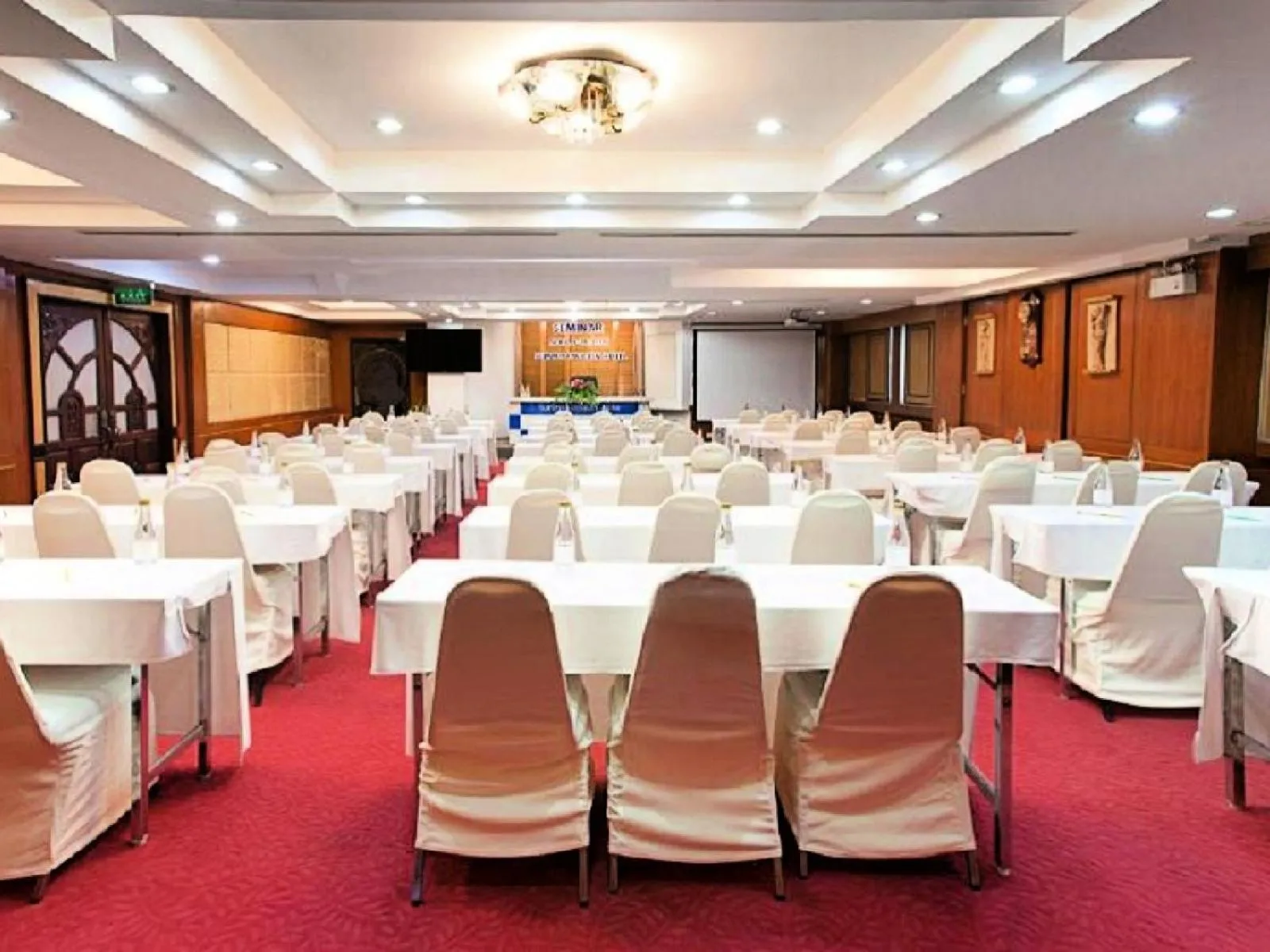 Meeting/conference room in Summit Pavilion Hotel