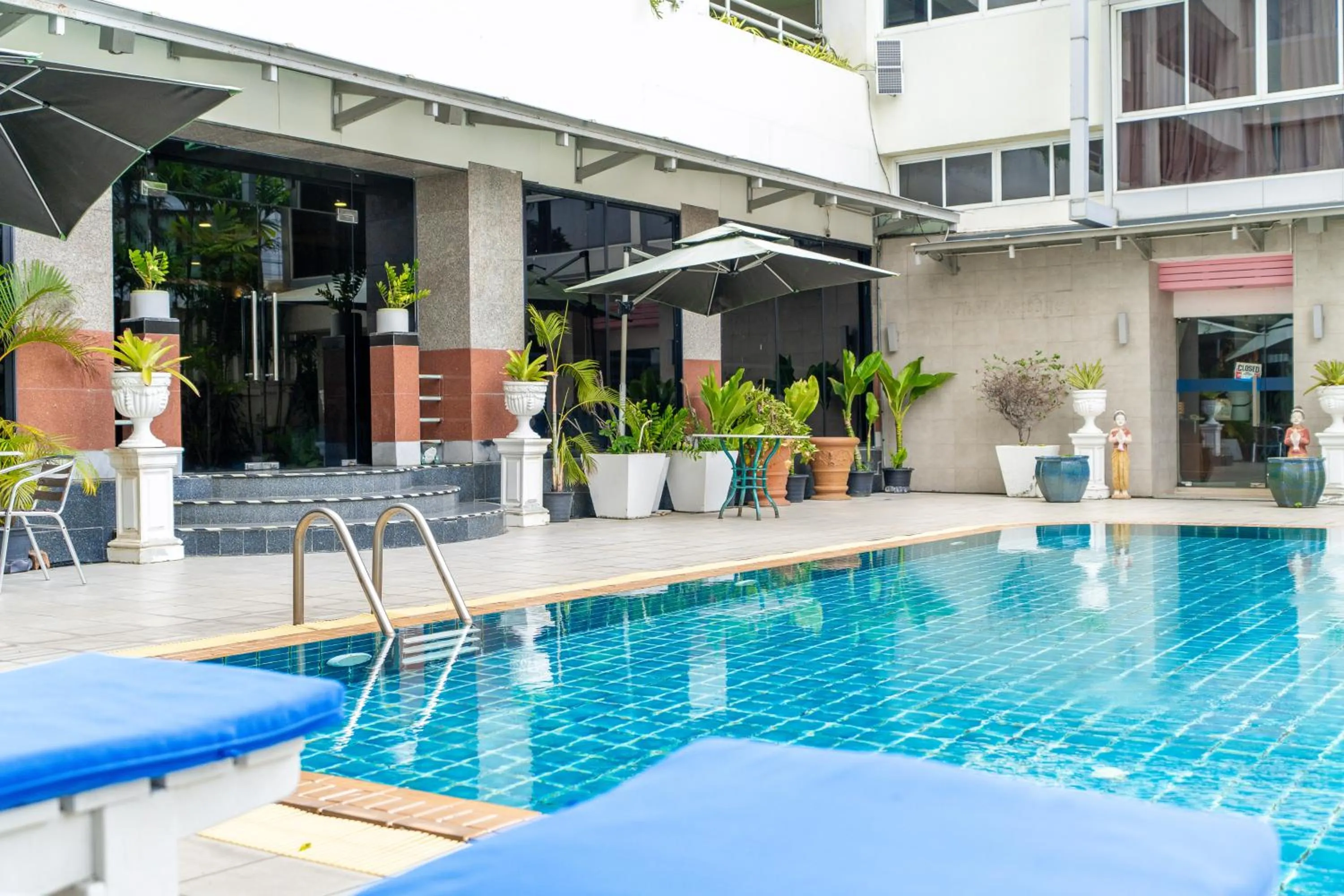 Swimming pool in Summit Pavilion Hotel