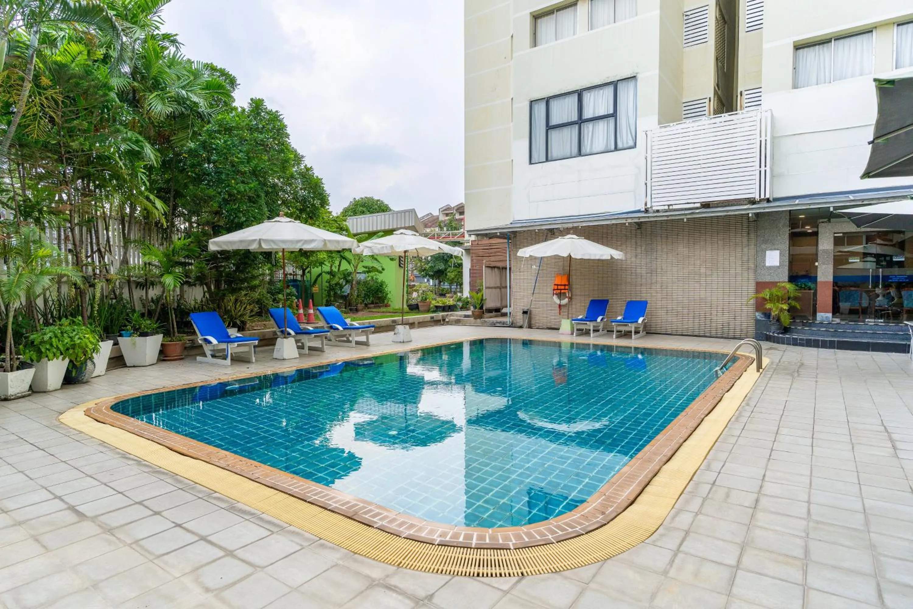 Swimming pool in Summit Pavilion Hotel