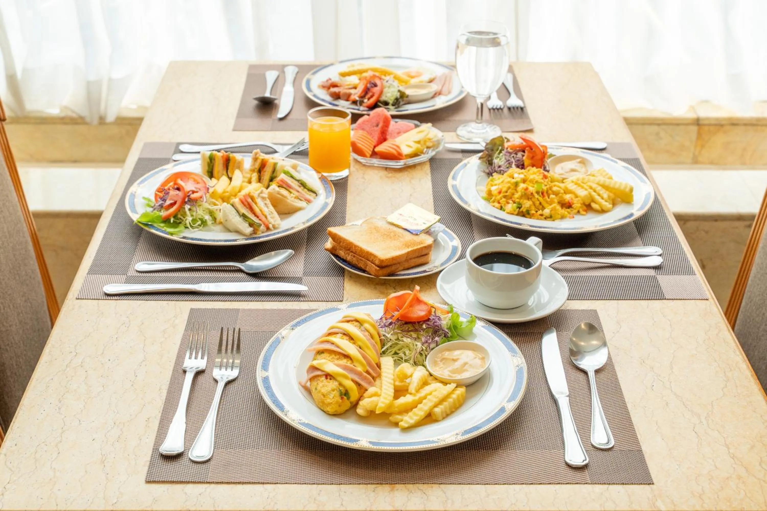 Food and drinks in Summit Pavilion Hotel