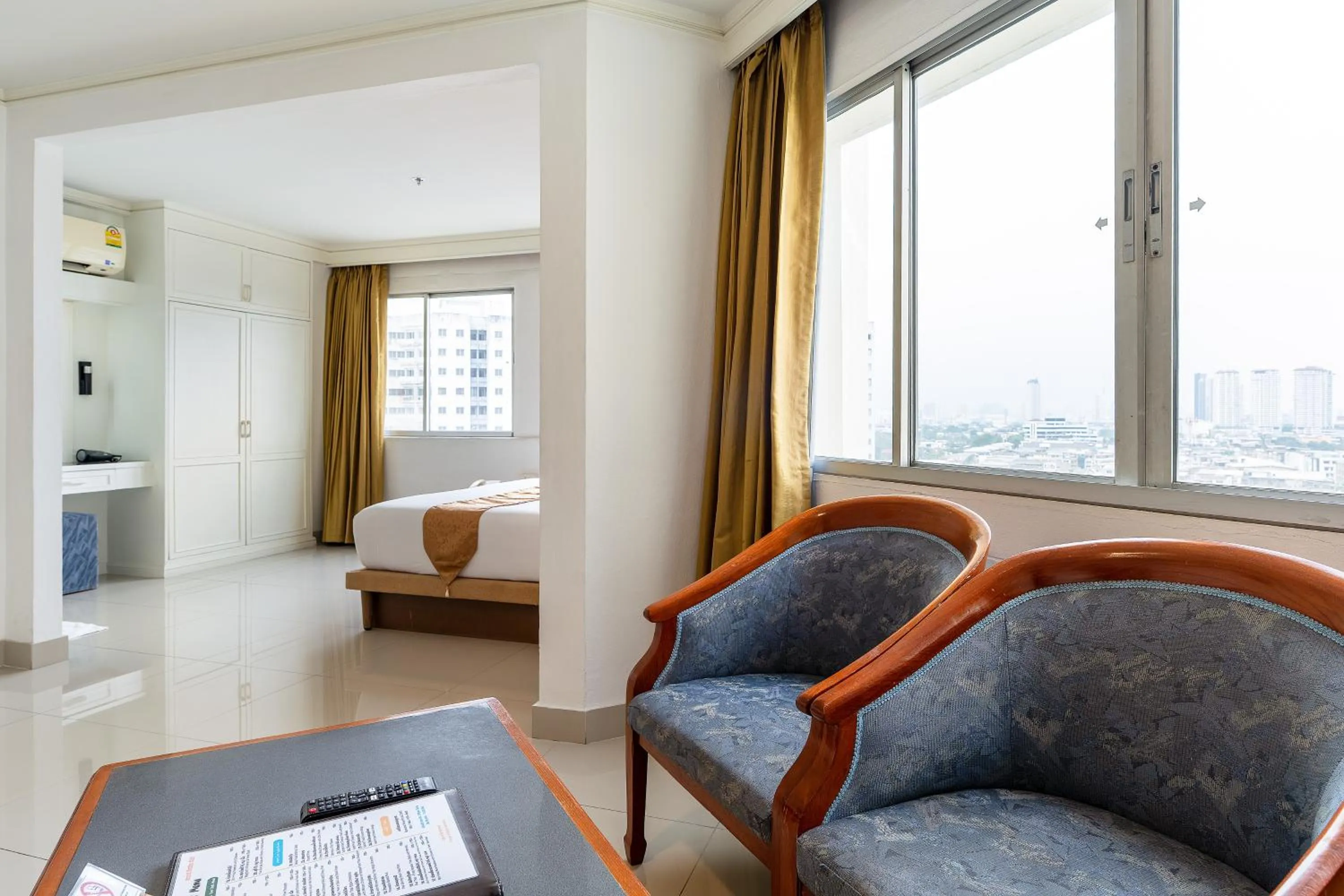 Living room in Summit Pavilion Hotel