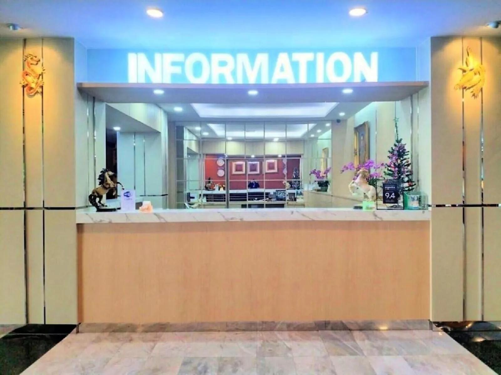 Lobby or reception in Summit Pavilion Hotel