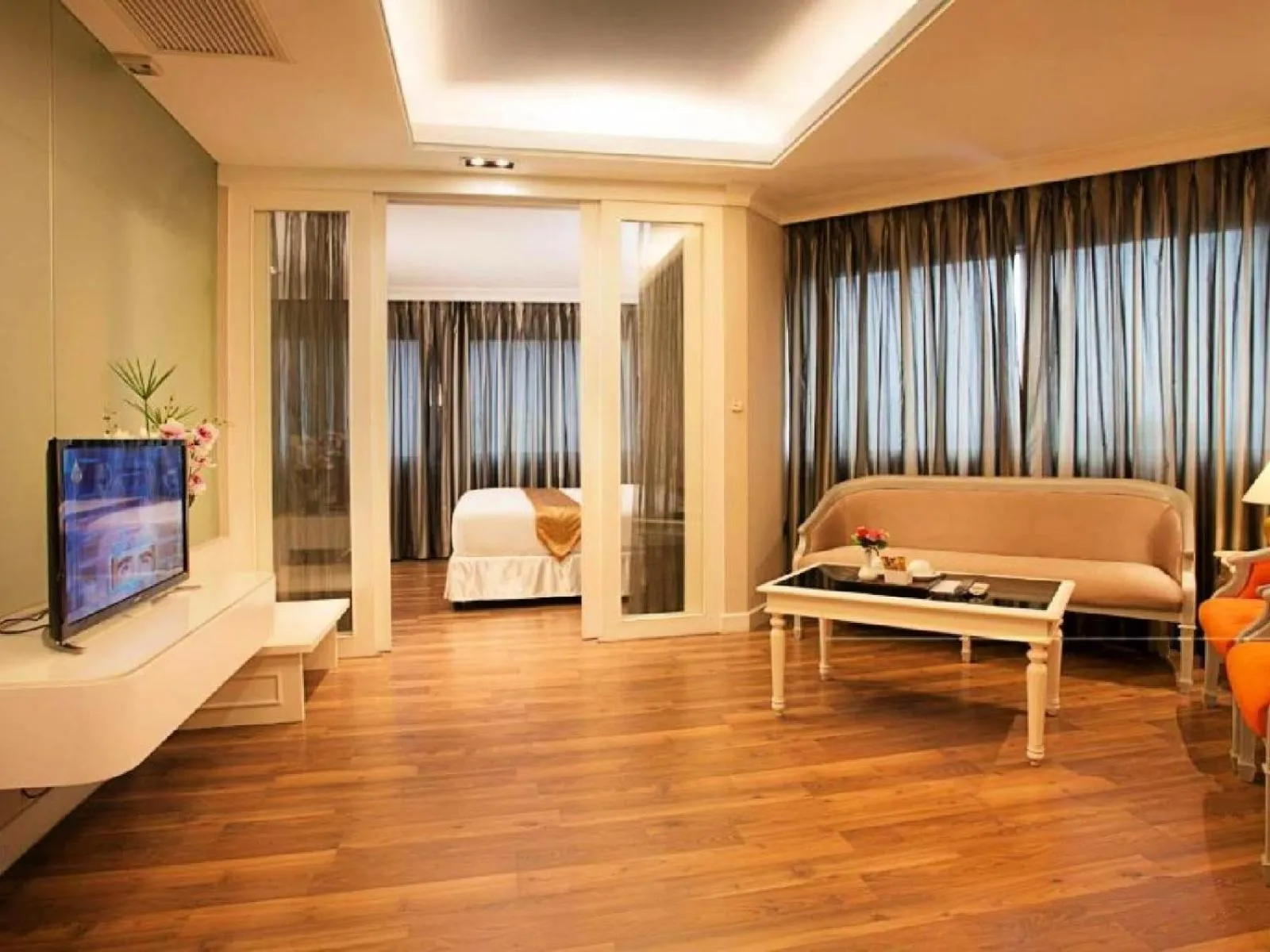 Living room, Bed in Summit Pavilion Hotel