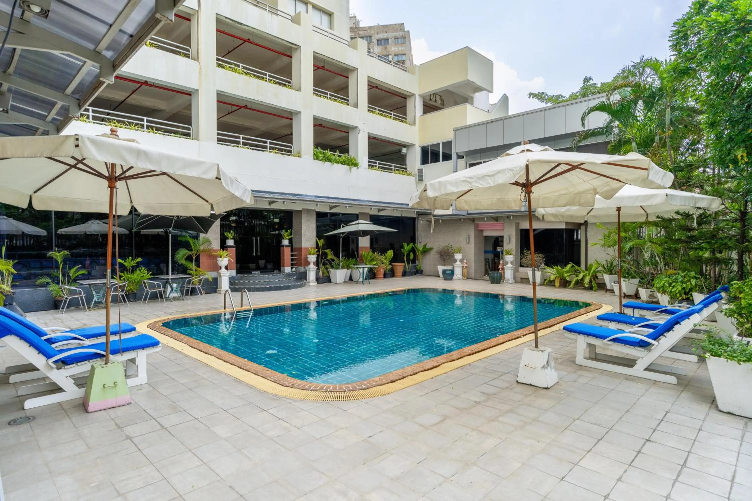 Swimming pool in Summit Pavilion Hotel