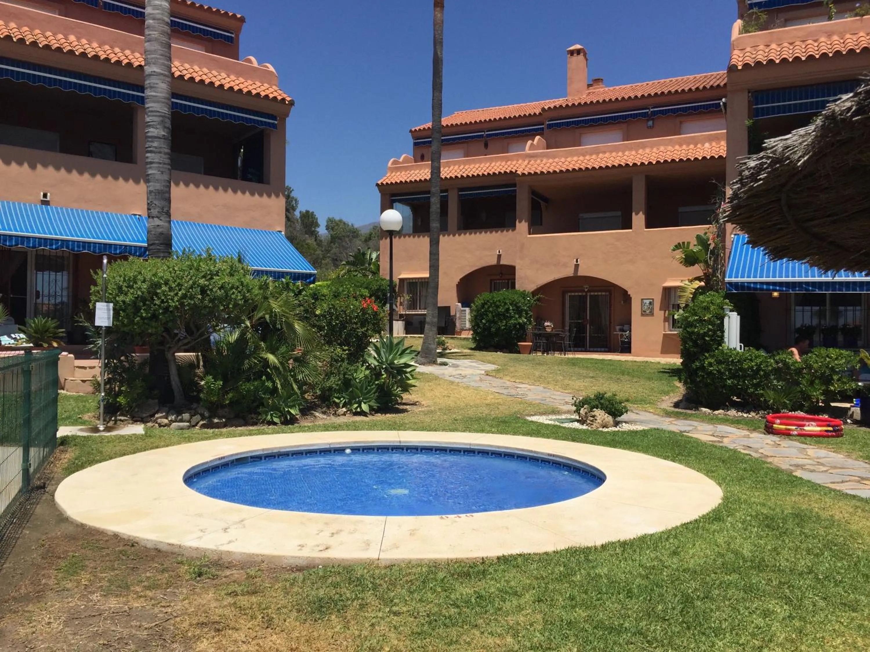 Swimming pool in Urb Playa Azul 24
