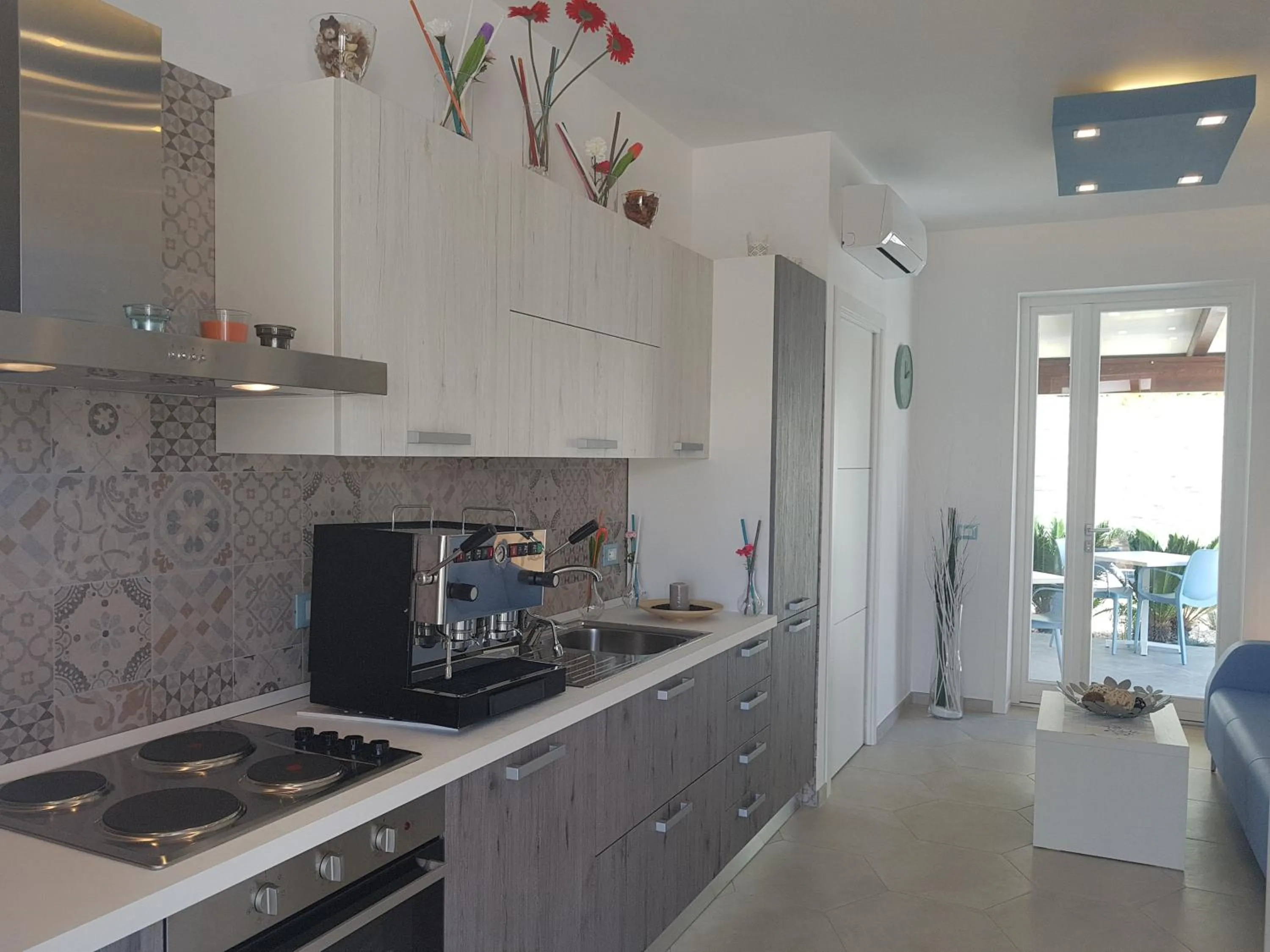 Communal kitchen in B&B Aloe Comfort Rooms