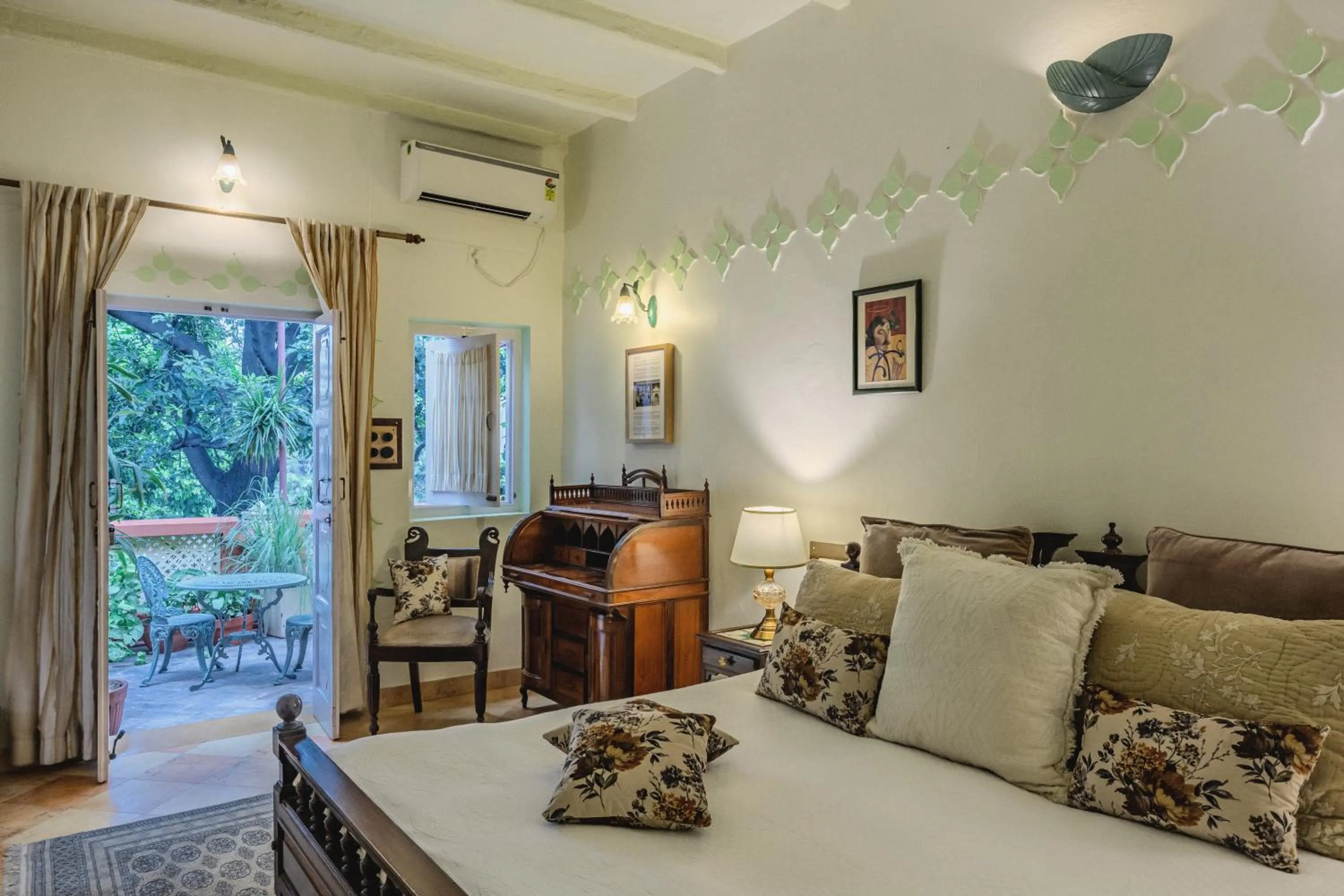 Bed in Ranjit's Svaasa Amritsar