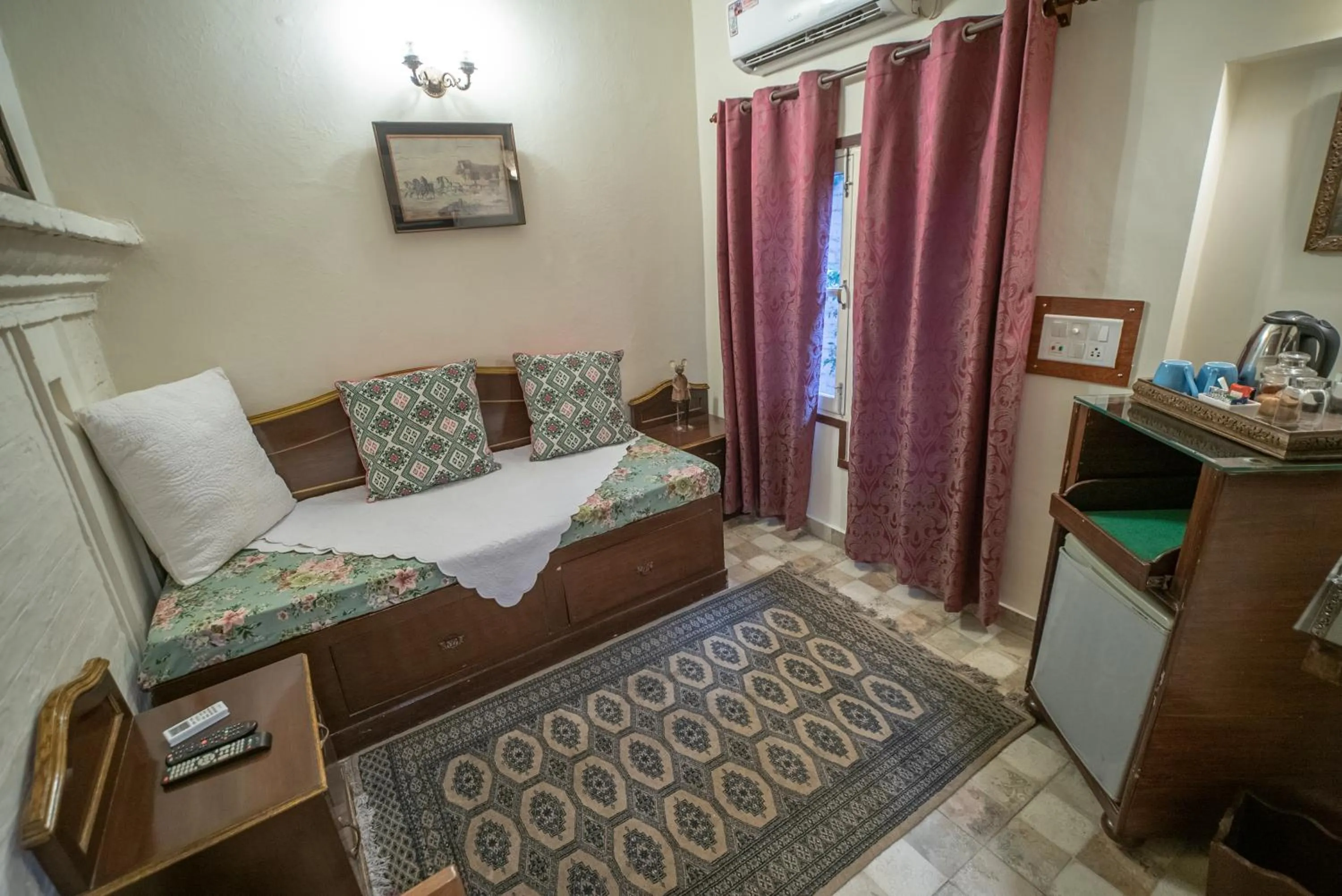 Bed in Ranjit's Svaasa Amritsar