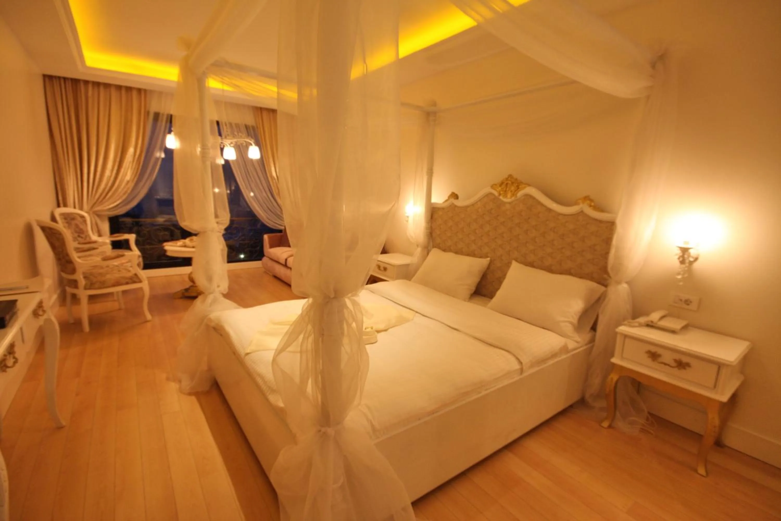Photo of the whole room, Bed in Bab-i Zer Hotel