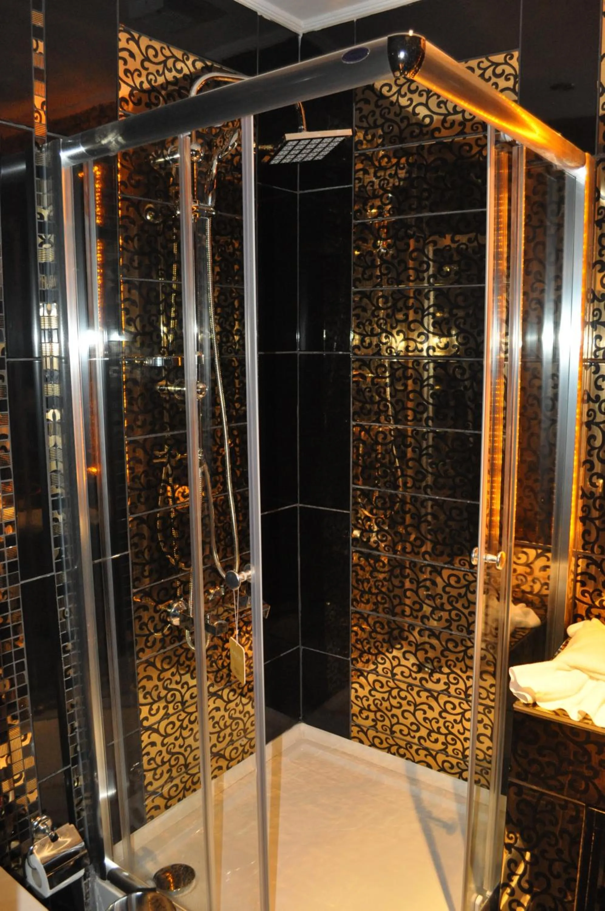 Shower in Bab-i Zer Hotel