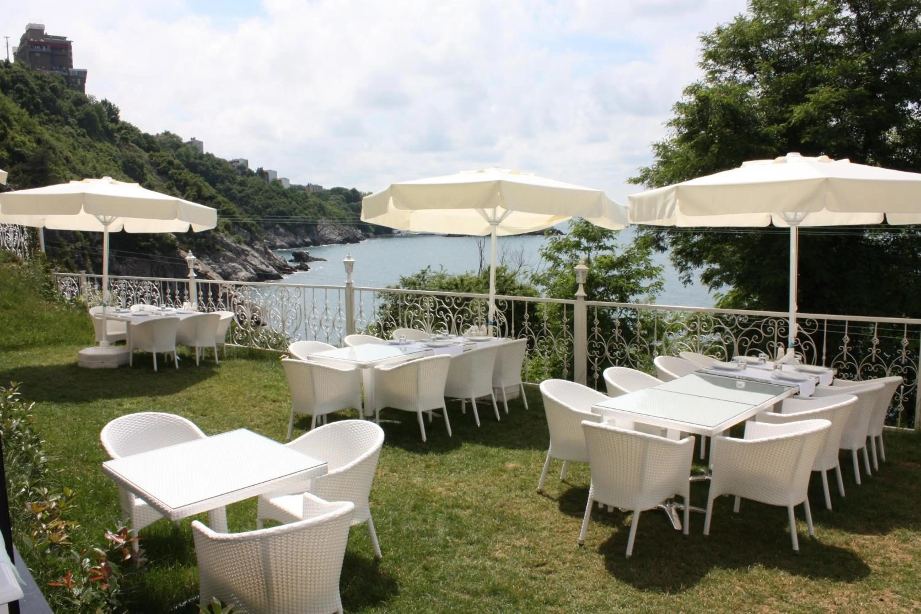 Restaurant/places to eat in Bab-i Zer Hotel