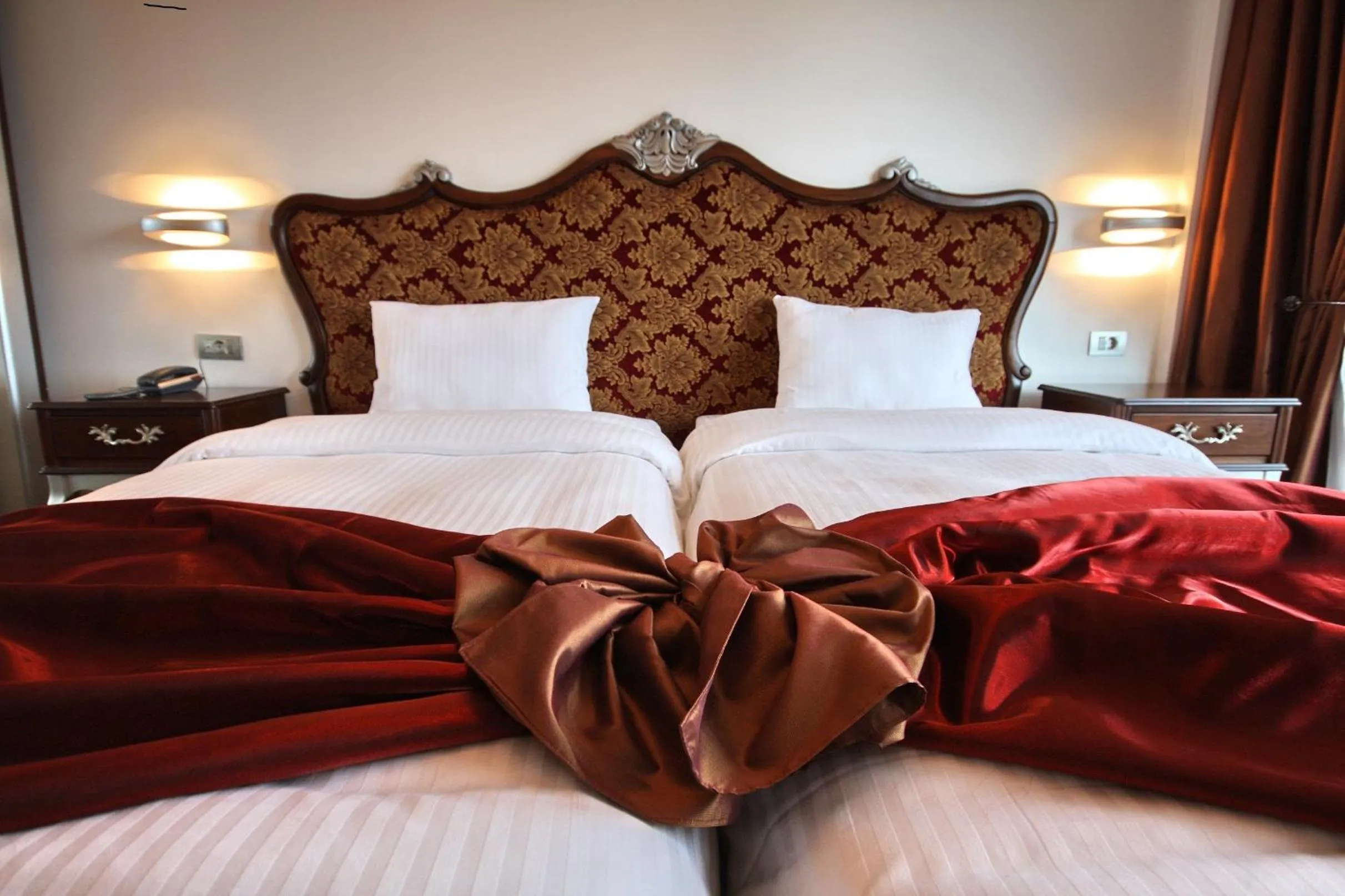 Bed in Bab-i Zer Hotel