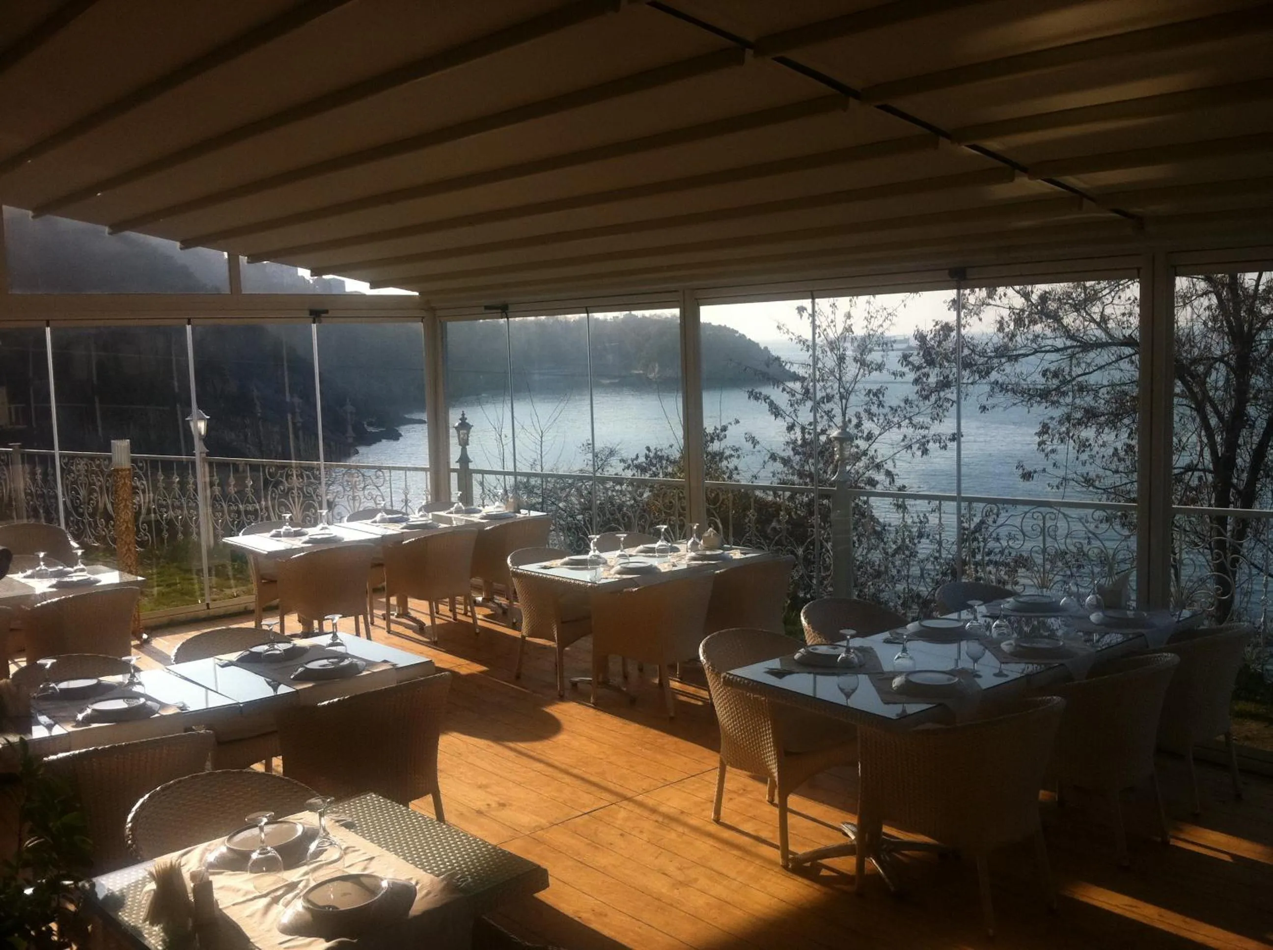 Restaurant/places to eat in Bab-i Zer Hotel