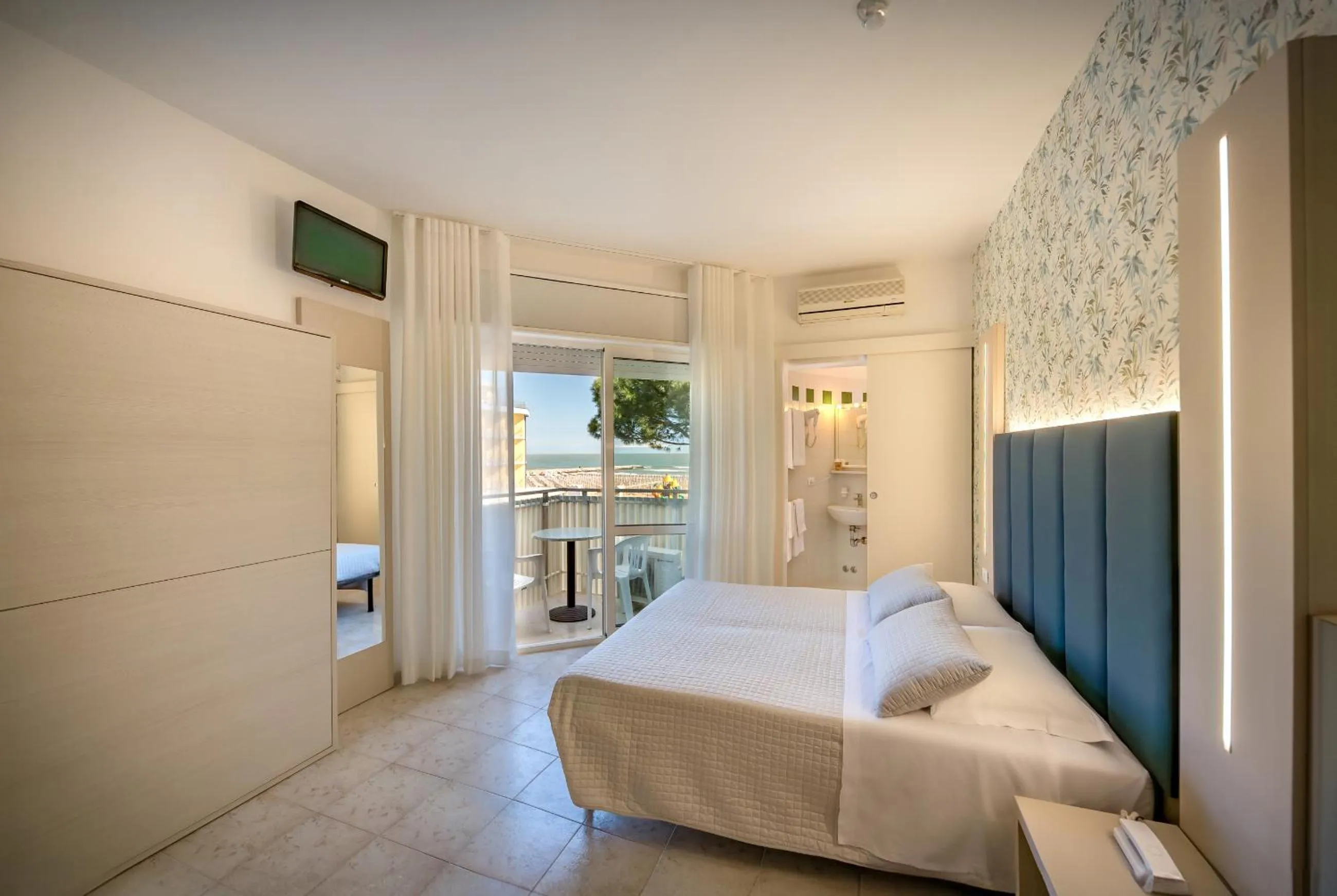 Photo of the whole room in Hotel Marisa