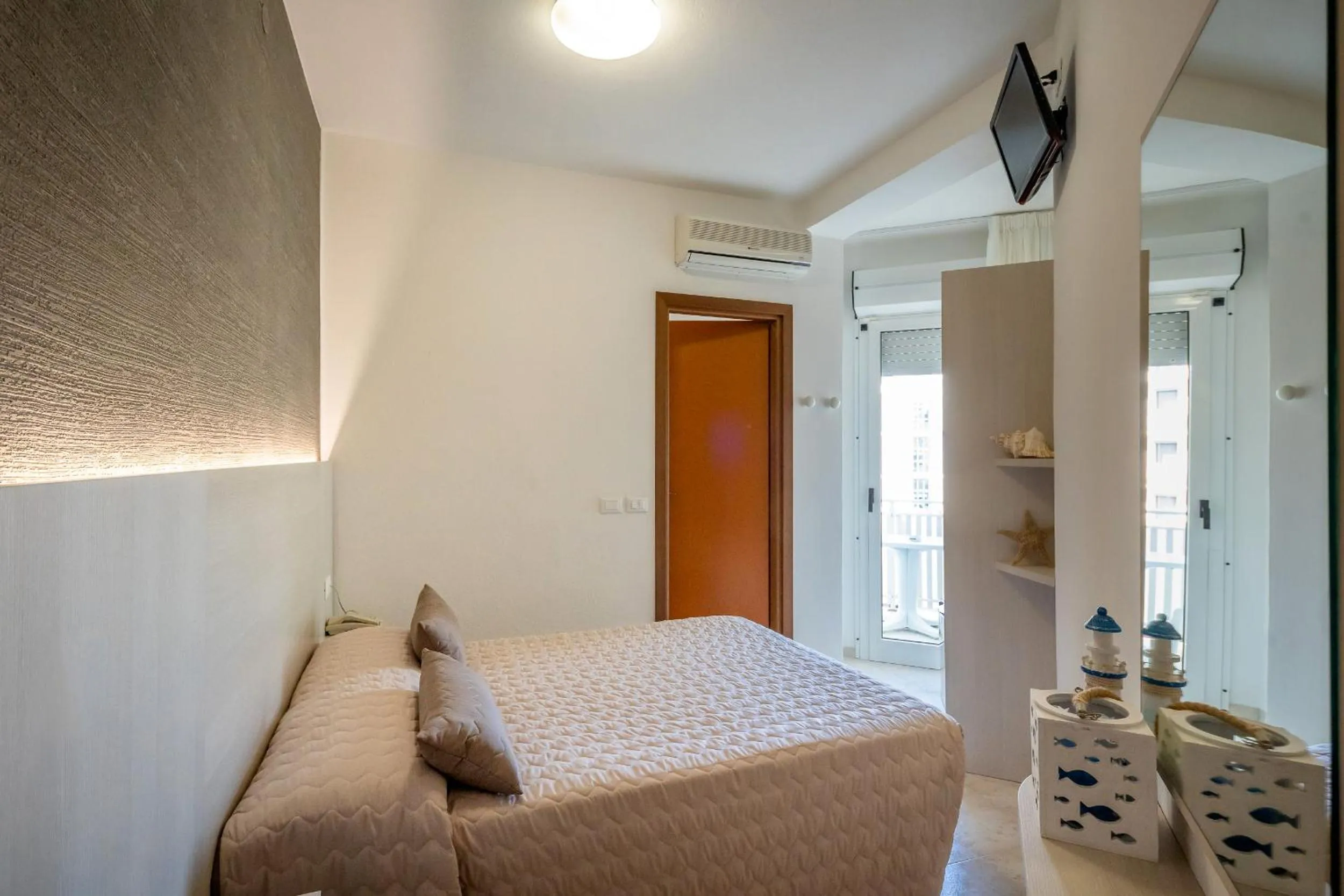 Photo of the whole room in Hotel Marisa